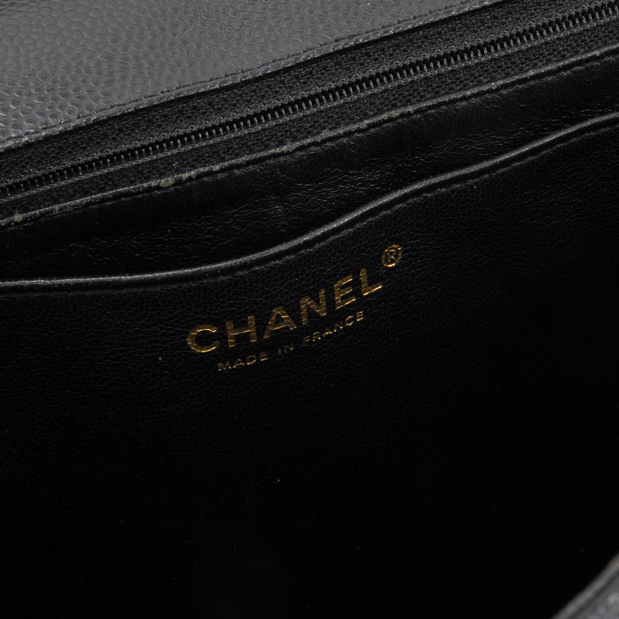CHANEL - Sac à bandoulière Classique/Timeless Maxi Jumbo Chanel en cuir caviar noir