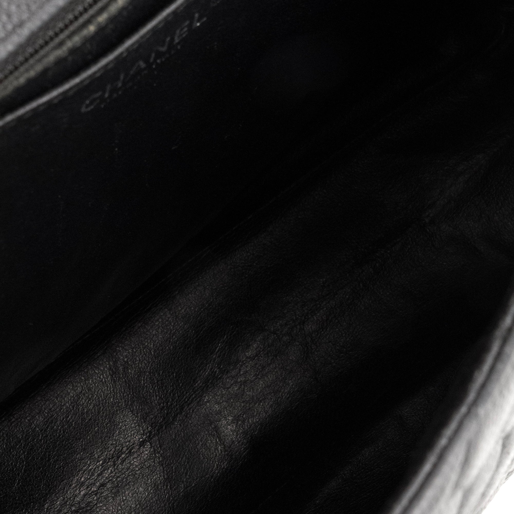 CHANEL - Sac à bandoulière Classique/Timeless Maxi Jumbo Chanel en cuir caviar noir