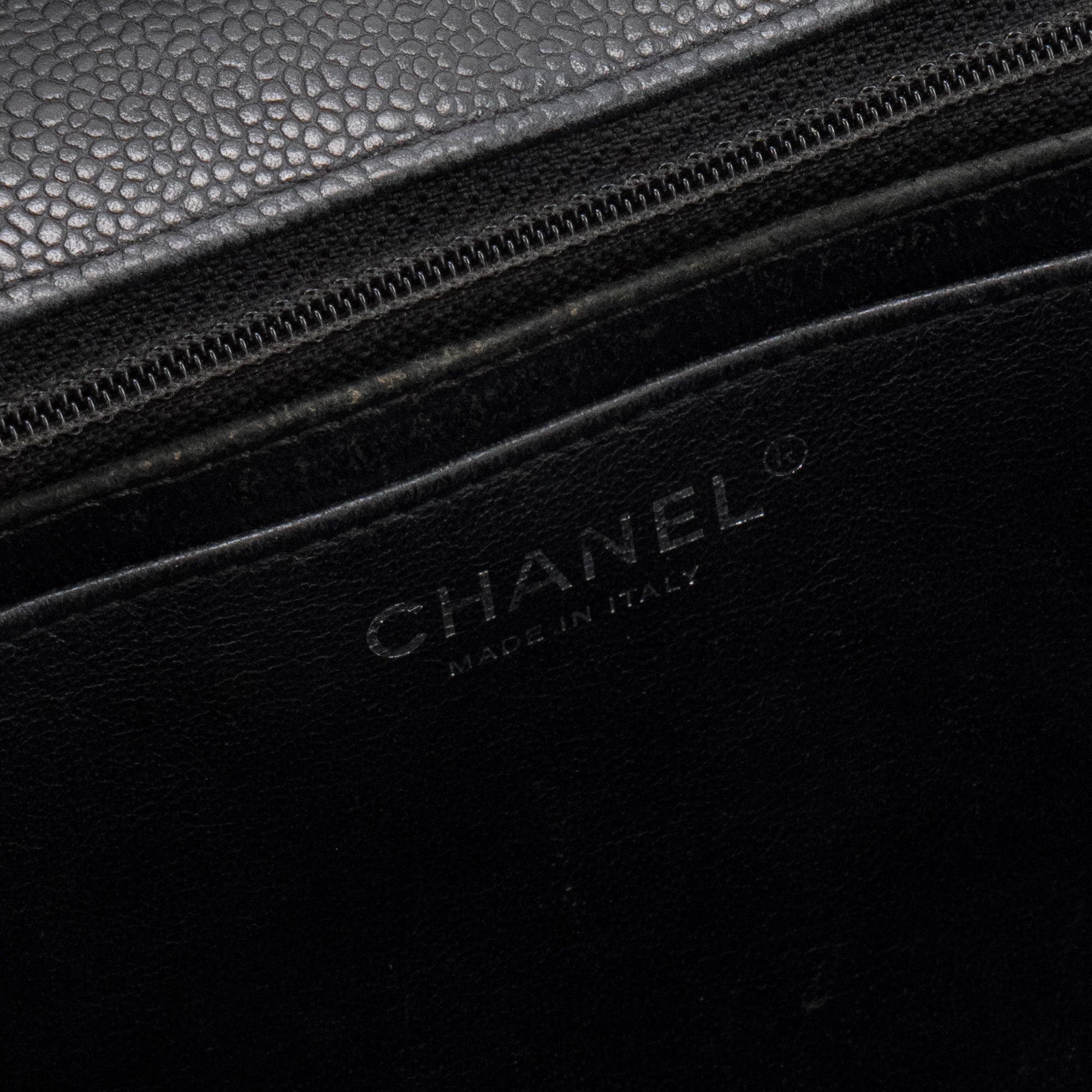 CHANEL - Sac à bandoulière Classique/Timeless Maxi Jumbo Chanel en cuir caviar noir