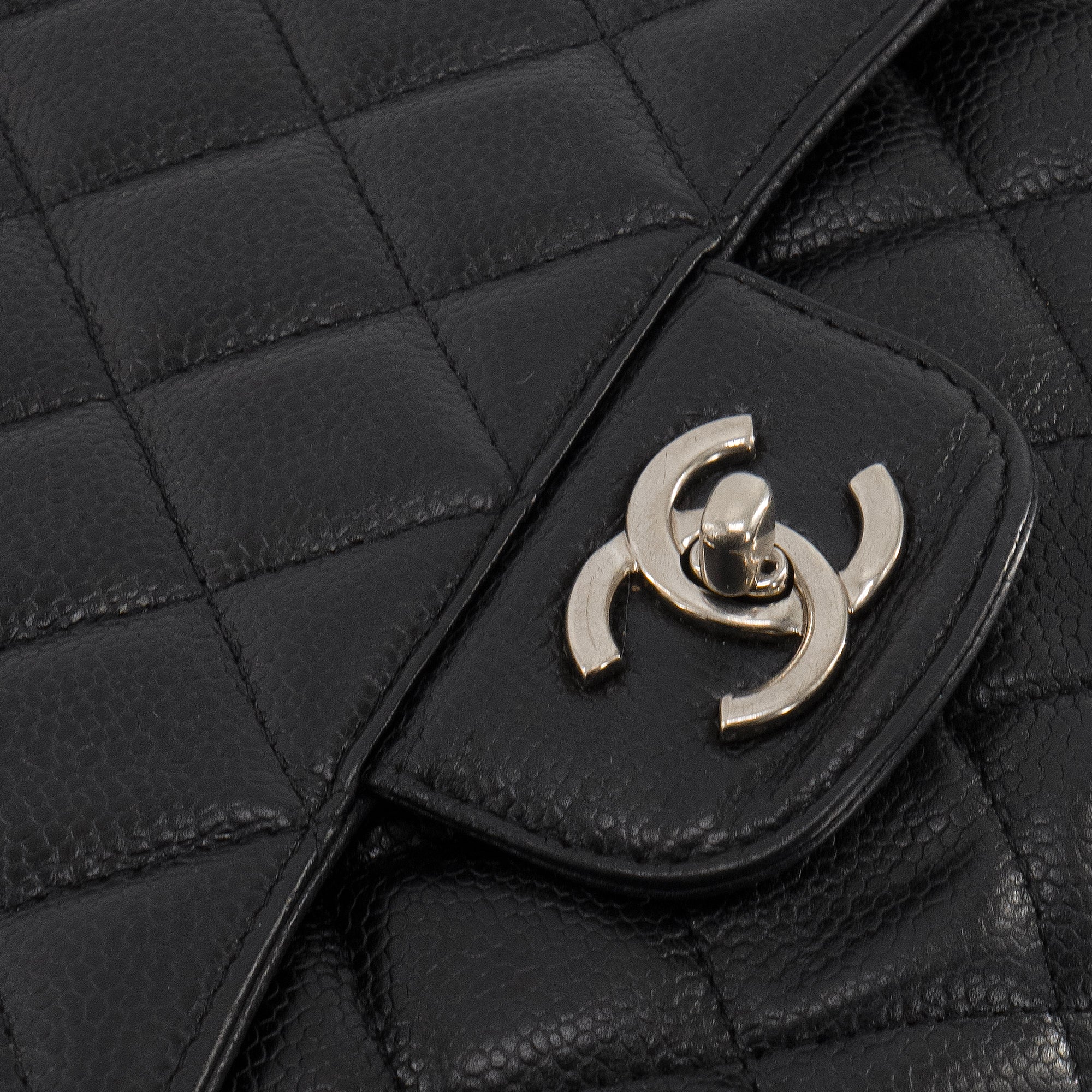 CHANEL - Sac à bandoulière Classique/Timeless Maxi Jumbo Chanel en cuir caviar noir