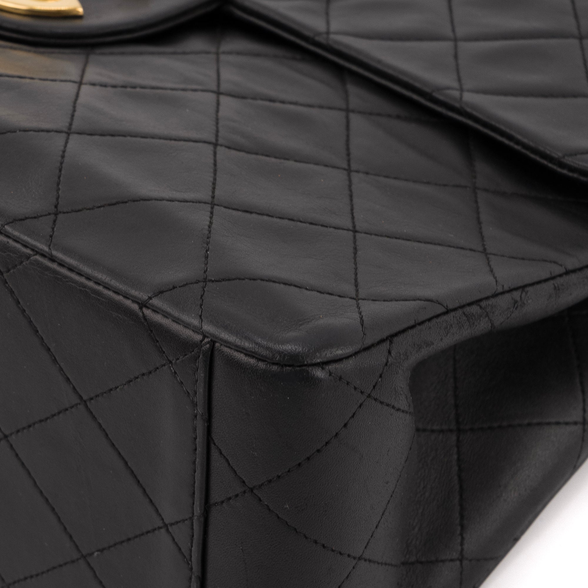 CHANEL - Sac à bandoulière Classique/Timeless Maxi Jumbo Chanel en cuir lisse noir vintage