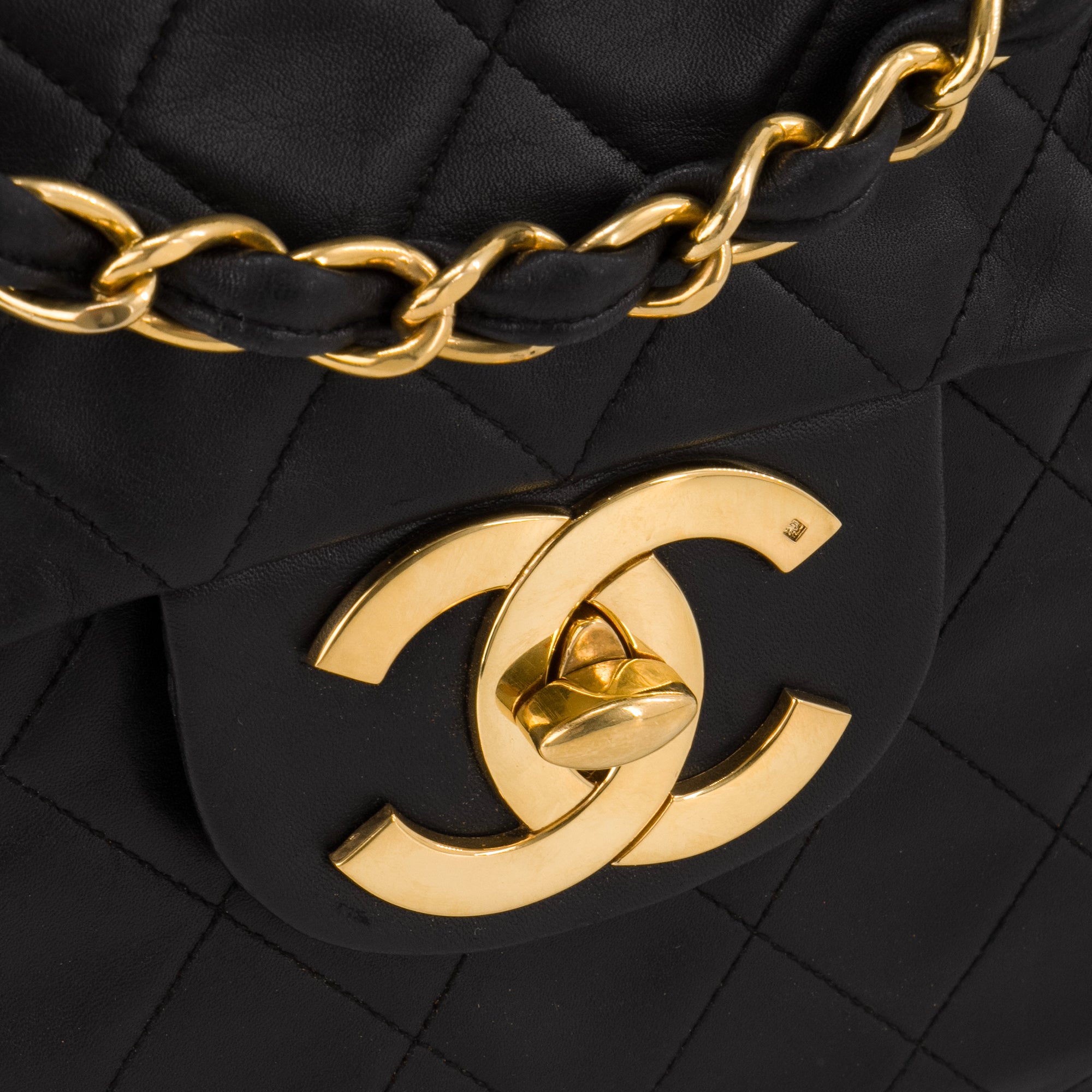 CHANEL - Sac à bandoulière Classique/Timeless Maxi Jumbo Chanel en cuir lisse noir vintage