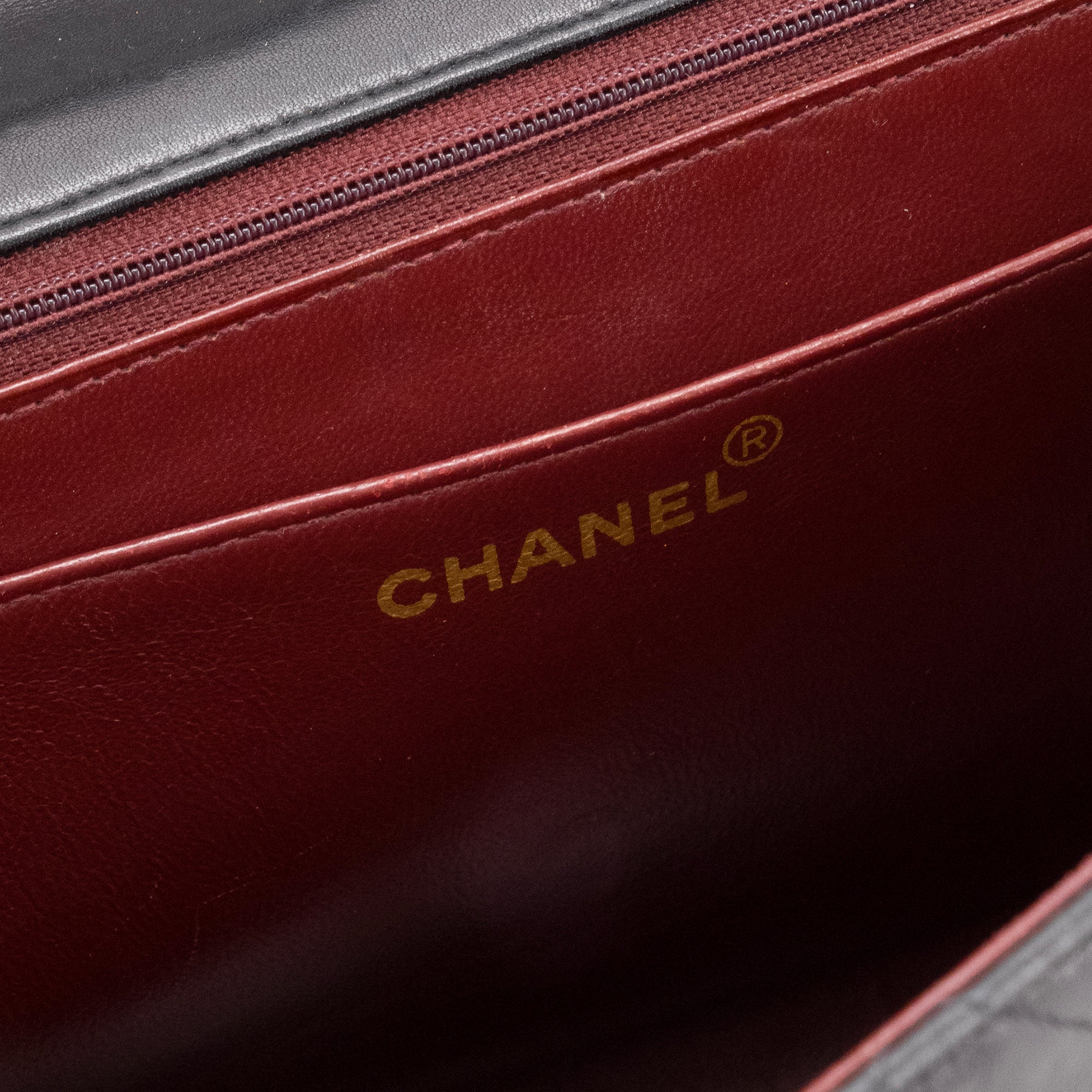 CHANEL - Sac à bandoulière Classique/Timeless Maxi Jumbo Chanel en cuir lisse noir vintage