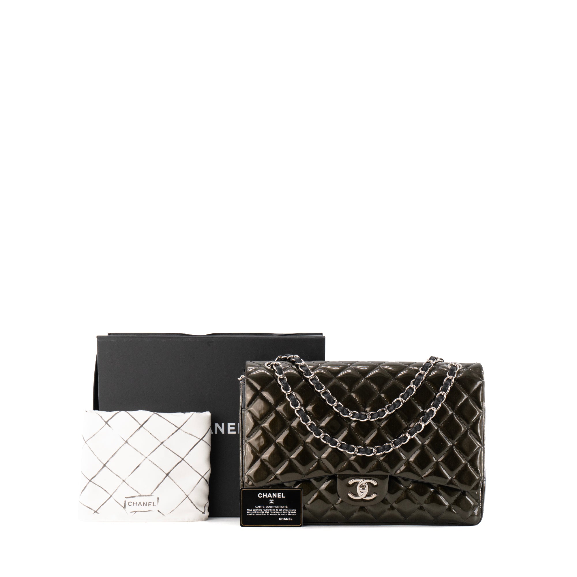 CHANEL - Sac à bandoulière Classique/Timeless Maxi Jumbo Chanel en cuir verni kaki