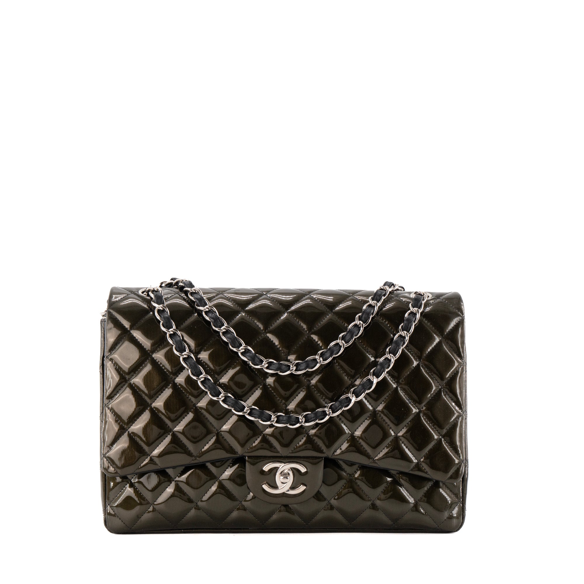 CHANEL - Sac à bandoulière Classique/Timeless Maxi Jumbo Chanel en cuir verni kaki