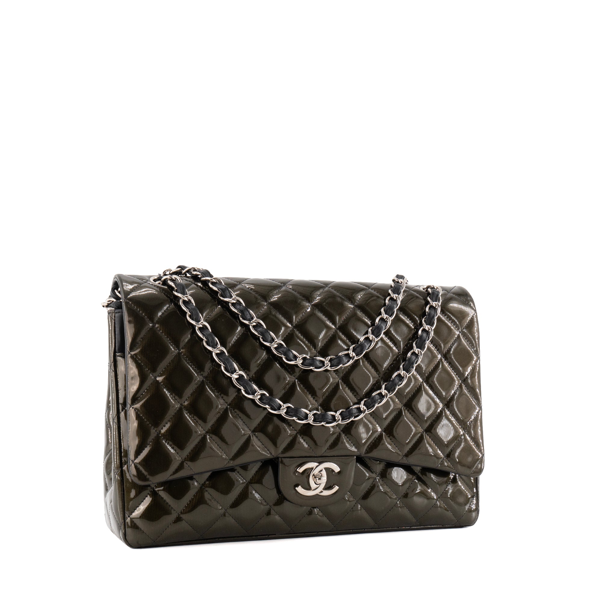 CHANEL - Sac à bandoulière Classique/Timeless Maxi Jumbo Chanel en cuir verni kaki