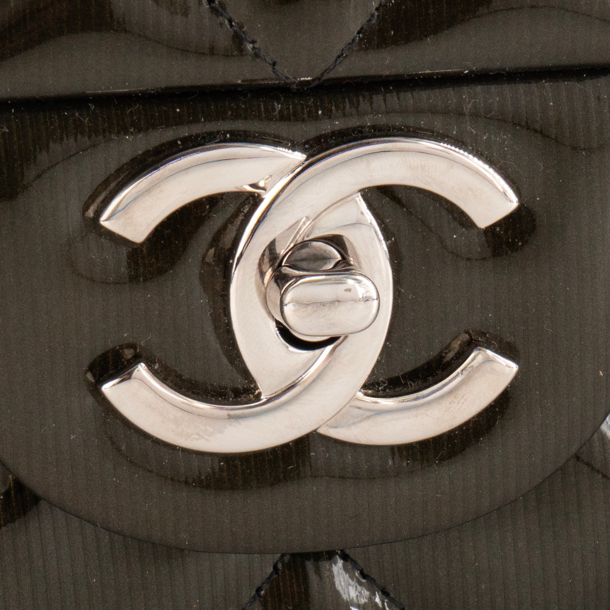 CHANEL - Sac à bandoulière Classique/Timeless Maxi Jumbo Chanel en cuir verni kaki