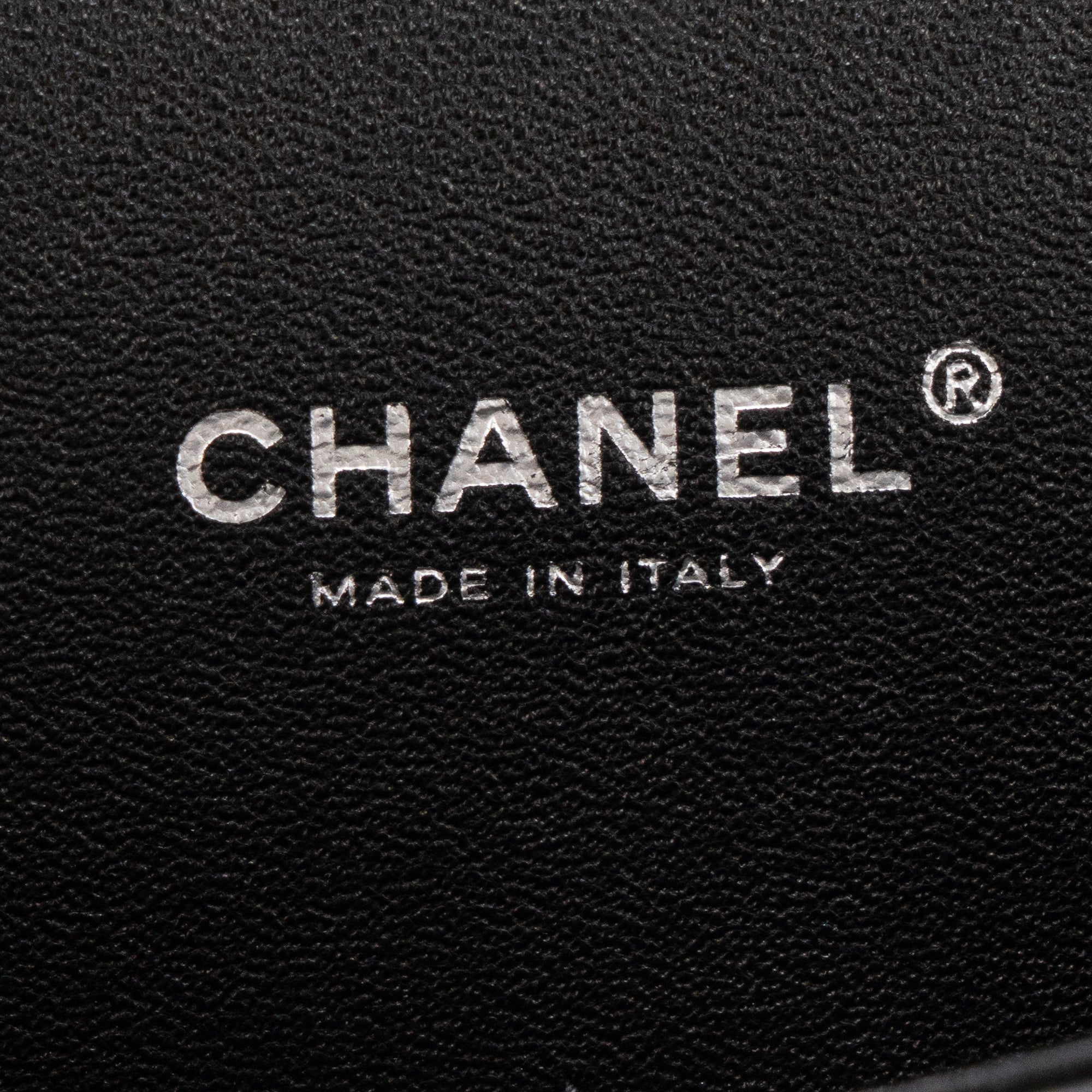 CHANEL - Sac à bandoulière Classique/Timeless Maxi Jumbo Chanel en cuir verni kaki