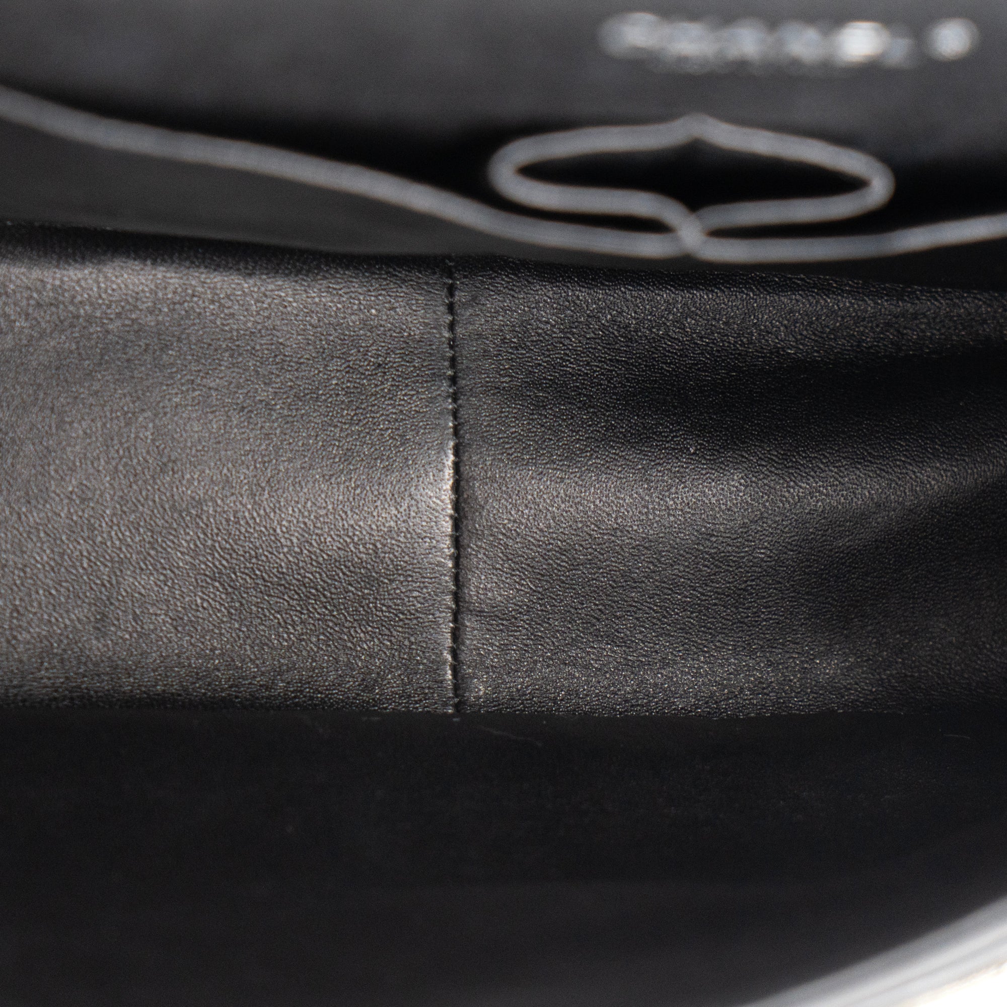 CHANEL - Sac à bandoulière Classique/Timeless Maxi Jumbo Chanel en cuir verni kaki