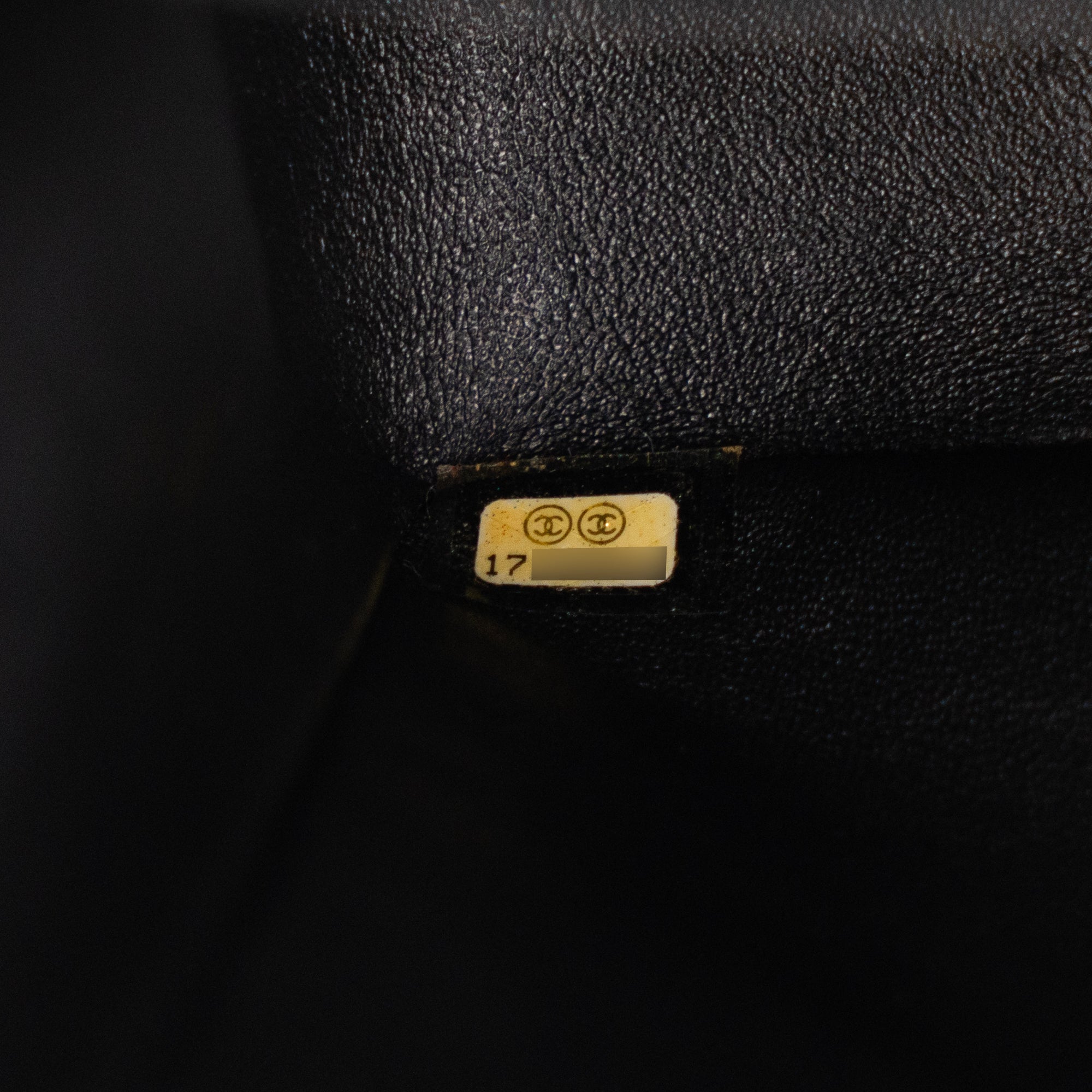CHANEL - Sac à bandoulière Classique/Timeless Maxi Jumbo Chanel en cuir verni kaki