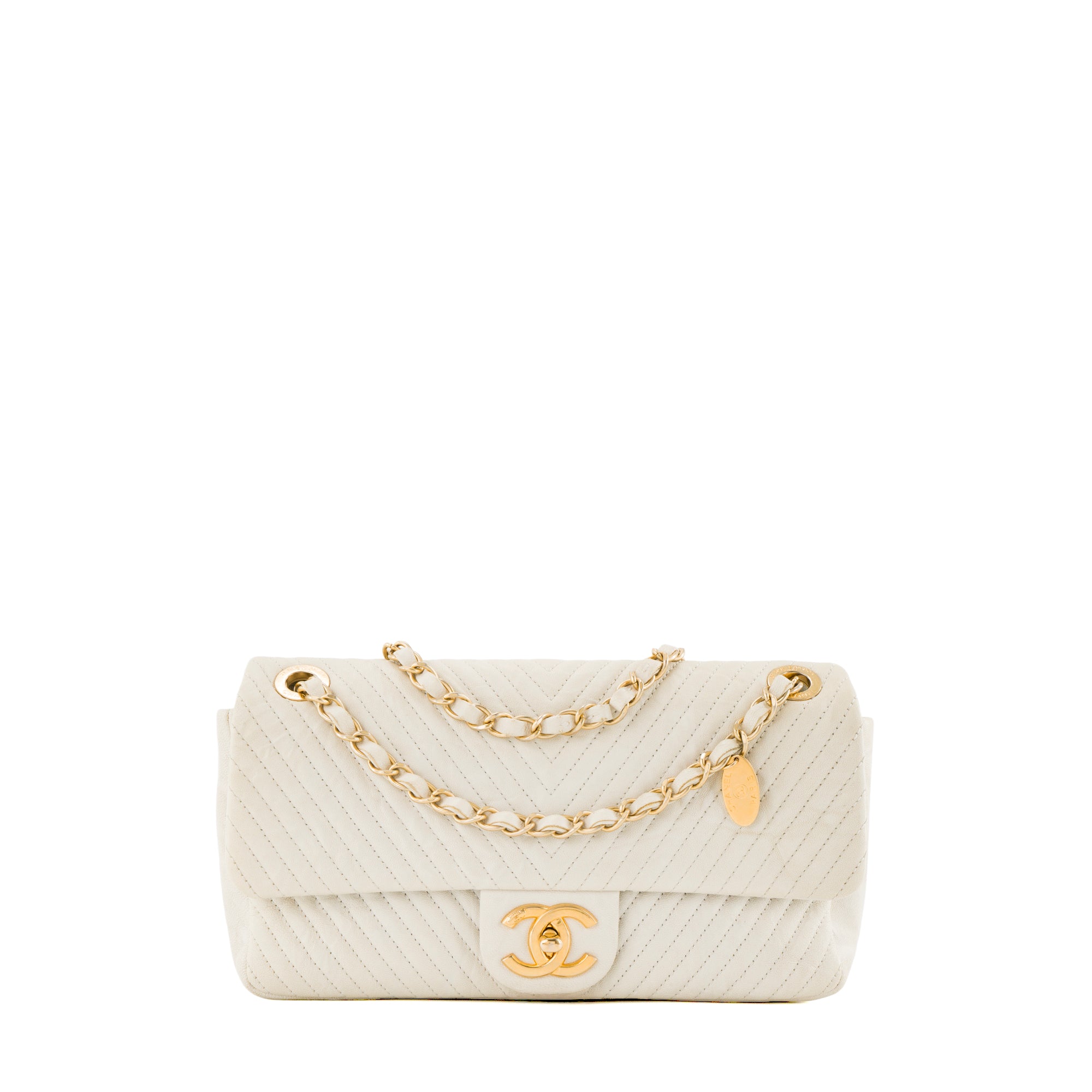 CHANEL - Sac à bandoulière Classique/Timeless Medaillon Chanel en cuir chevron froissé beige