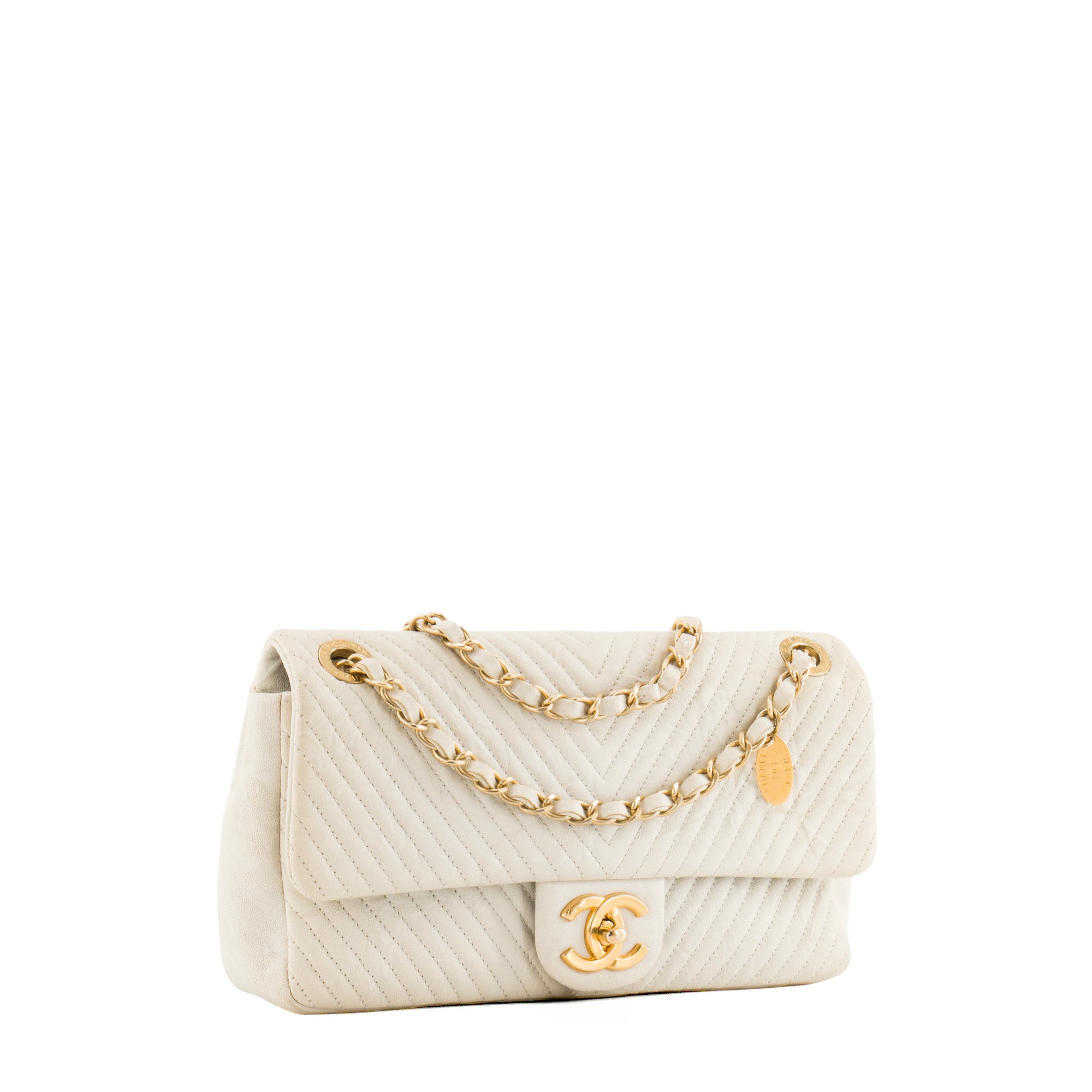 CHANEL - Sac à bandoulière Classique/Timeless Medaillon Chanel en cuir chevron froissé beige