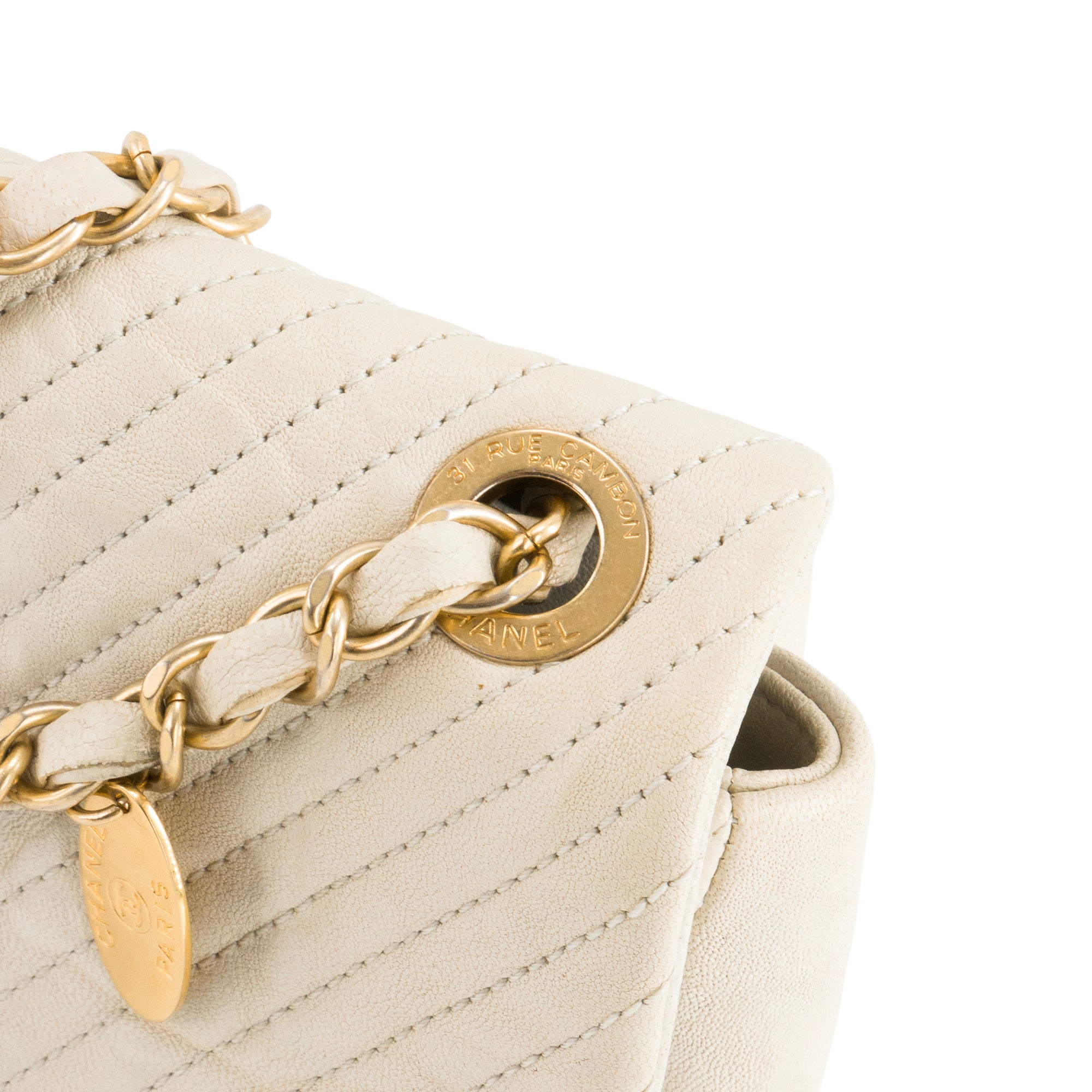 CHANEL - Sac à bandoulière Classique/Timeless Medaillon Chanel en cuir chevron froissé beige