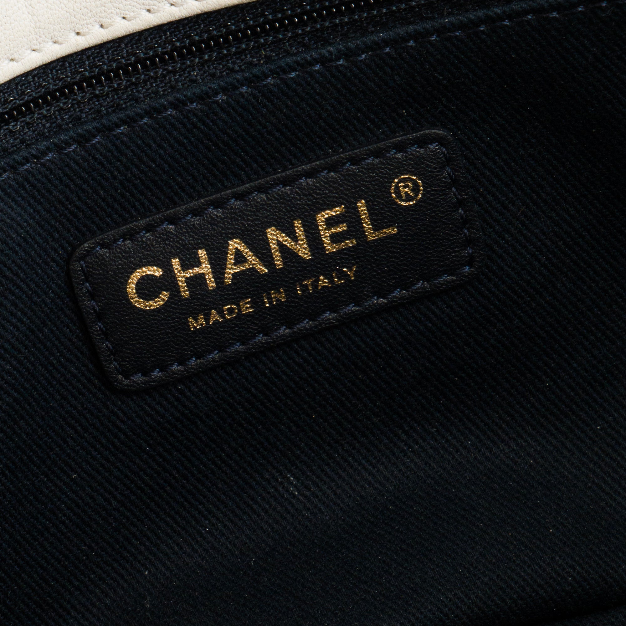 CHANEL - Sac à bandoulière Classique/Timeless Medaillon Chanel en cuir chevron froissé beige