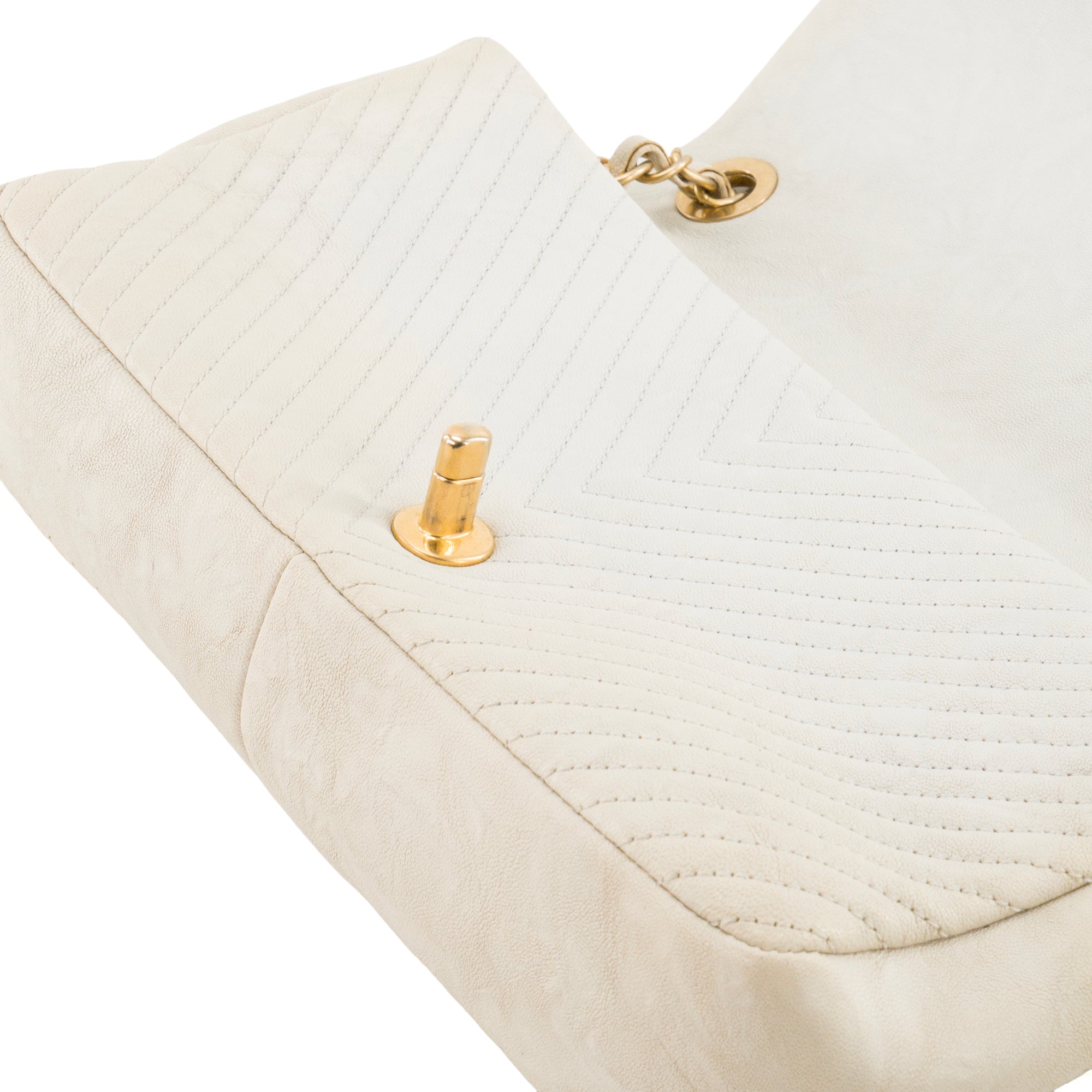 CHANEL - Sac à bandoulière Classique/Timeless Medaillon Chanel en cuir chevron froissé beige
