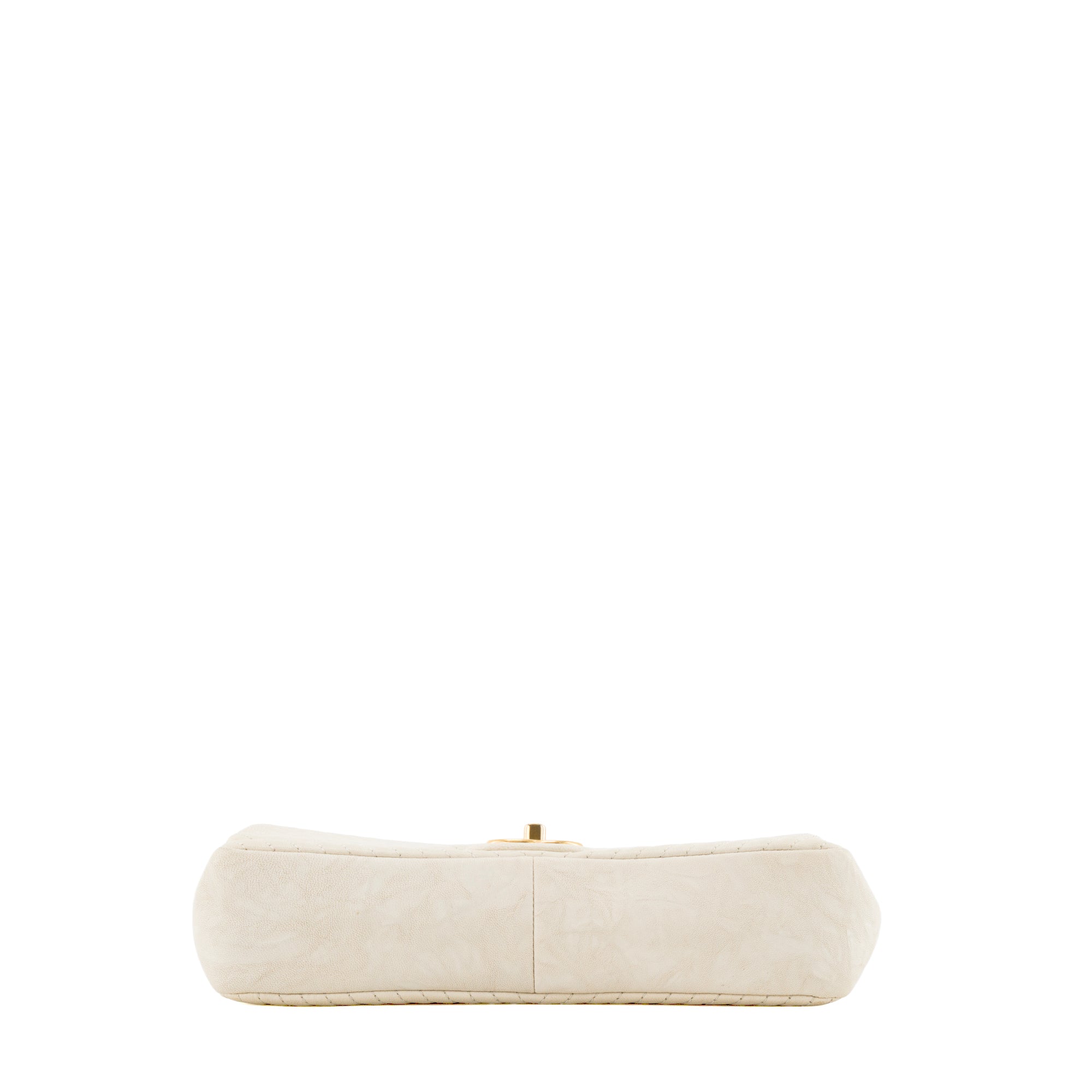 CHANEL - Sac à bandoulière Classique/Timeless Medaillon Chanel en cuir chevron froissé beige