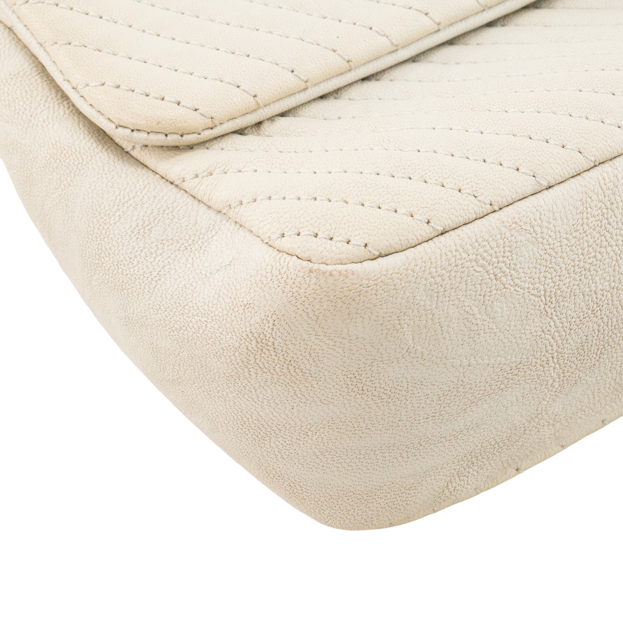 CHANEL - Sac à bandoulière Classique/Timeless Medaillon Chanel en cuir chevron froissé beige