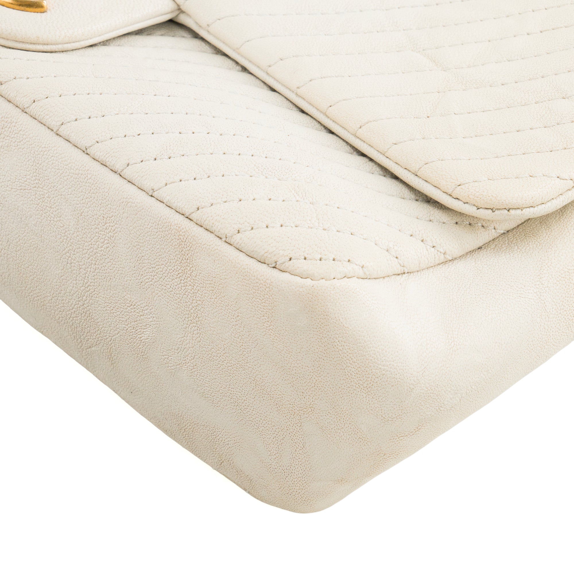 CHANEL - Sac à bandoulière Classique/Timeless Medaillon Chanel en cuir chevron froissé beige