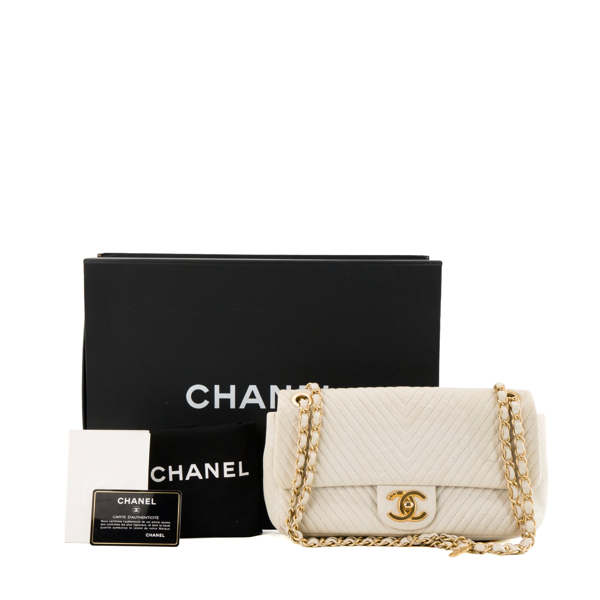 CHANEL - Sac à bandoulière Classique/Timeless Medaillon Chanel en cuir chevron froissé beige