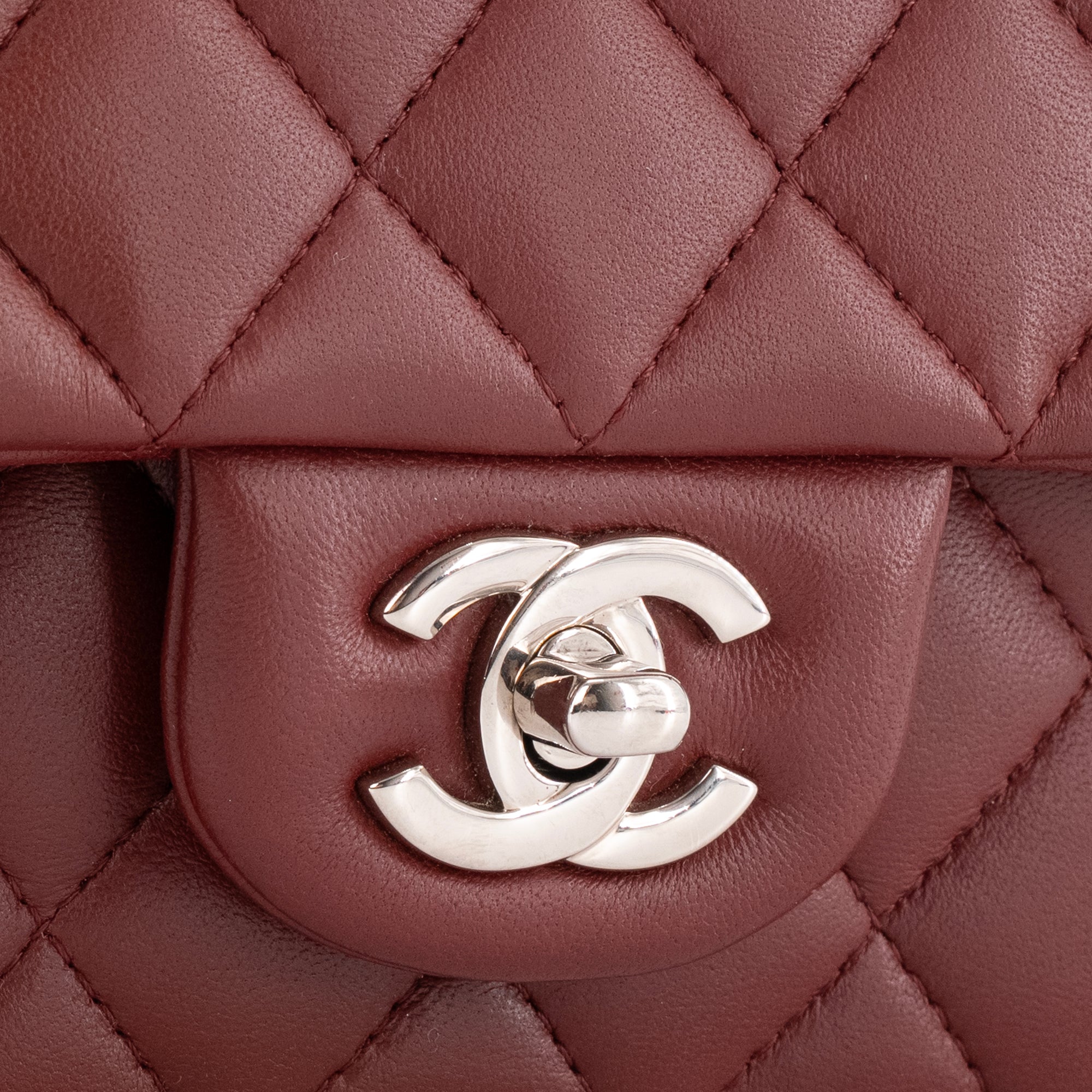 CHANEL - Sac à bandoulière Classique/Timeless Mini rectangle Chanel en cuir bordeaux