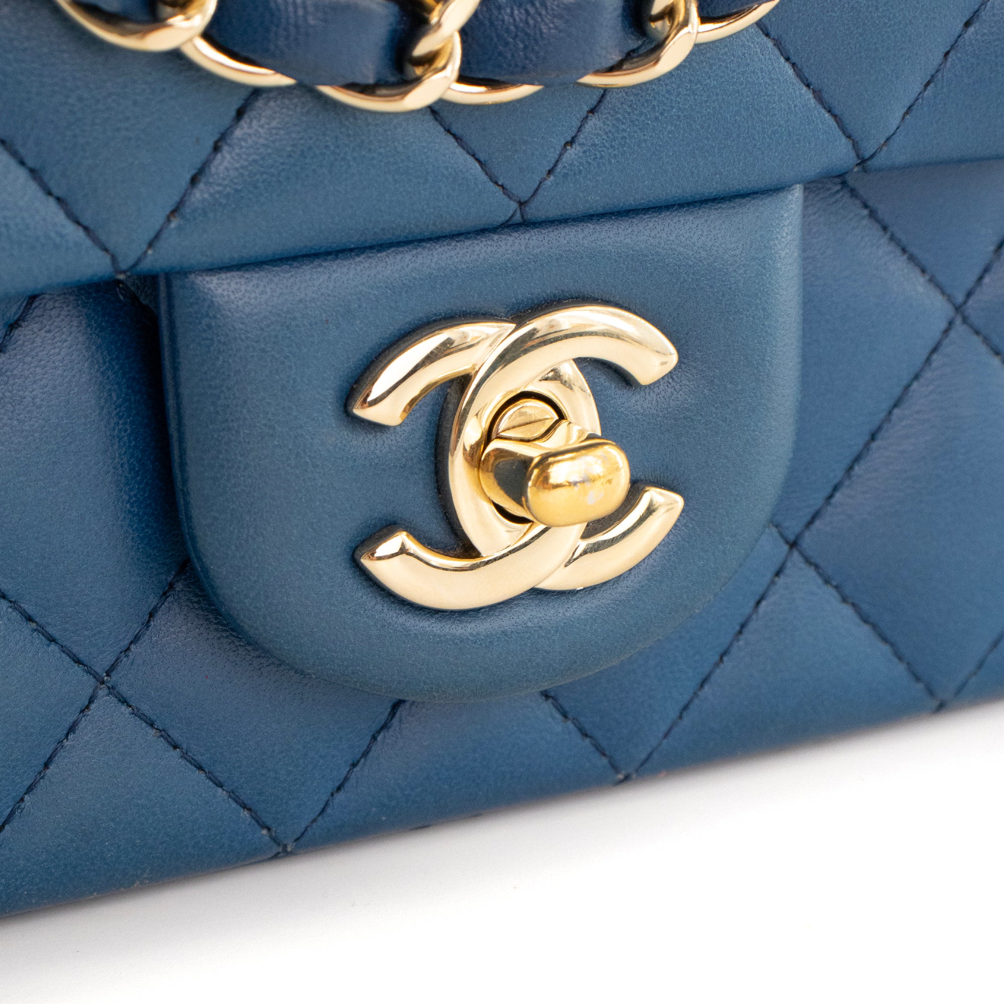 CHANEL - Sac à bandoulière Classique/Timeless Mini rectangle Chanel en cuir lisse bleu marine