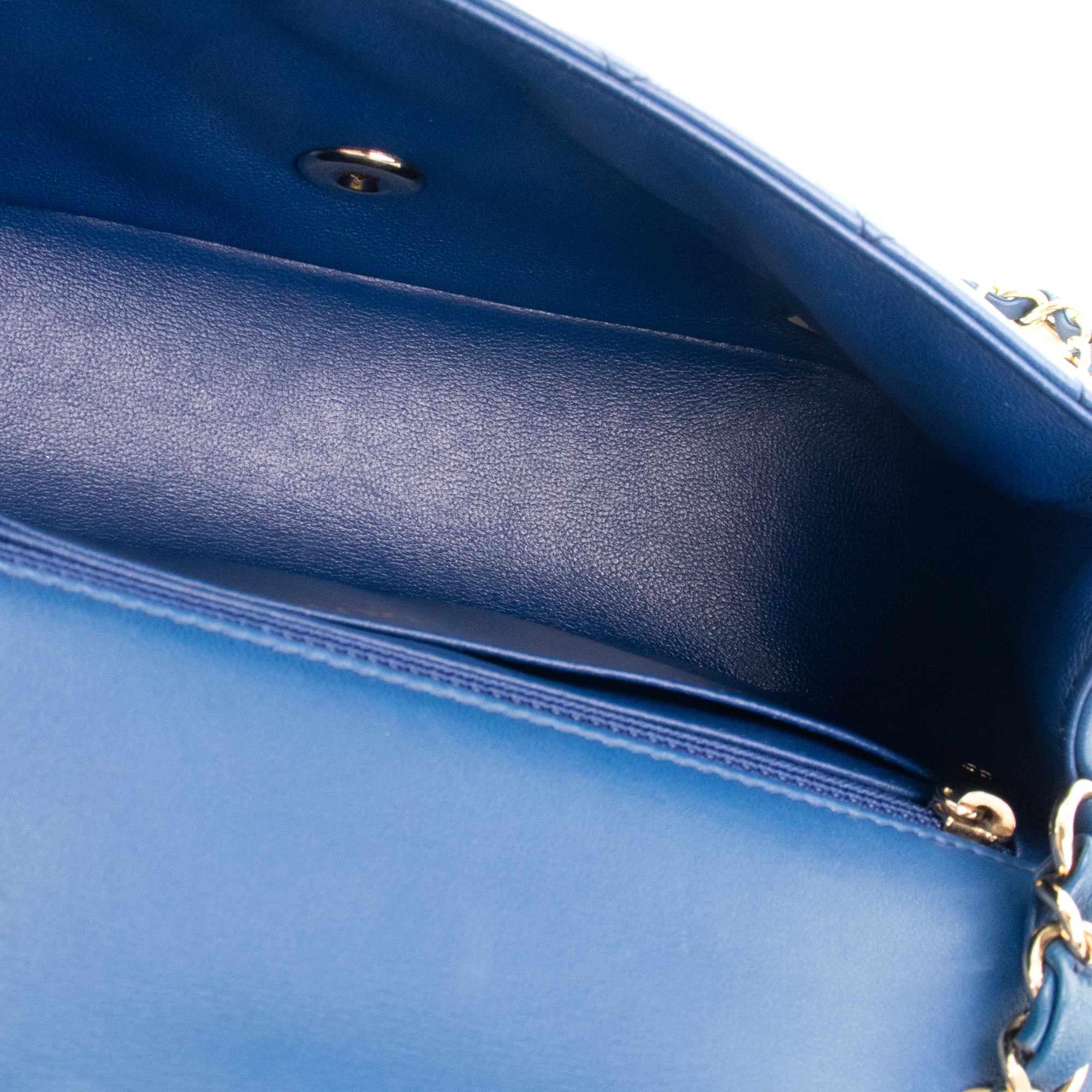 CHANEL - Sac à bandoulière Classique/Timeless Mini rectangle Chanel en cuir lisse bleu marine