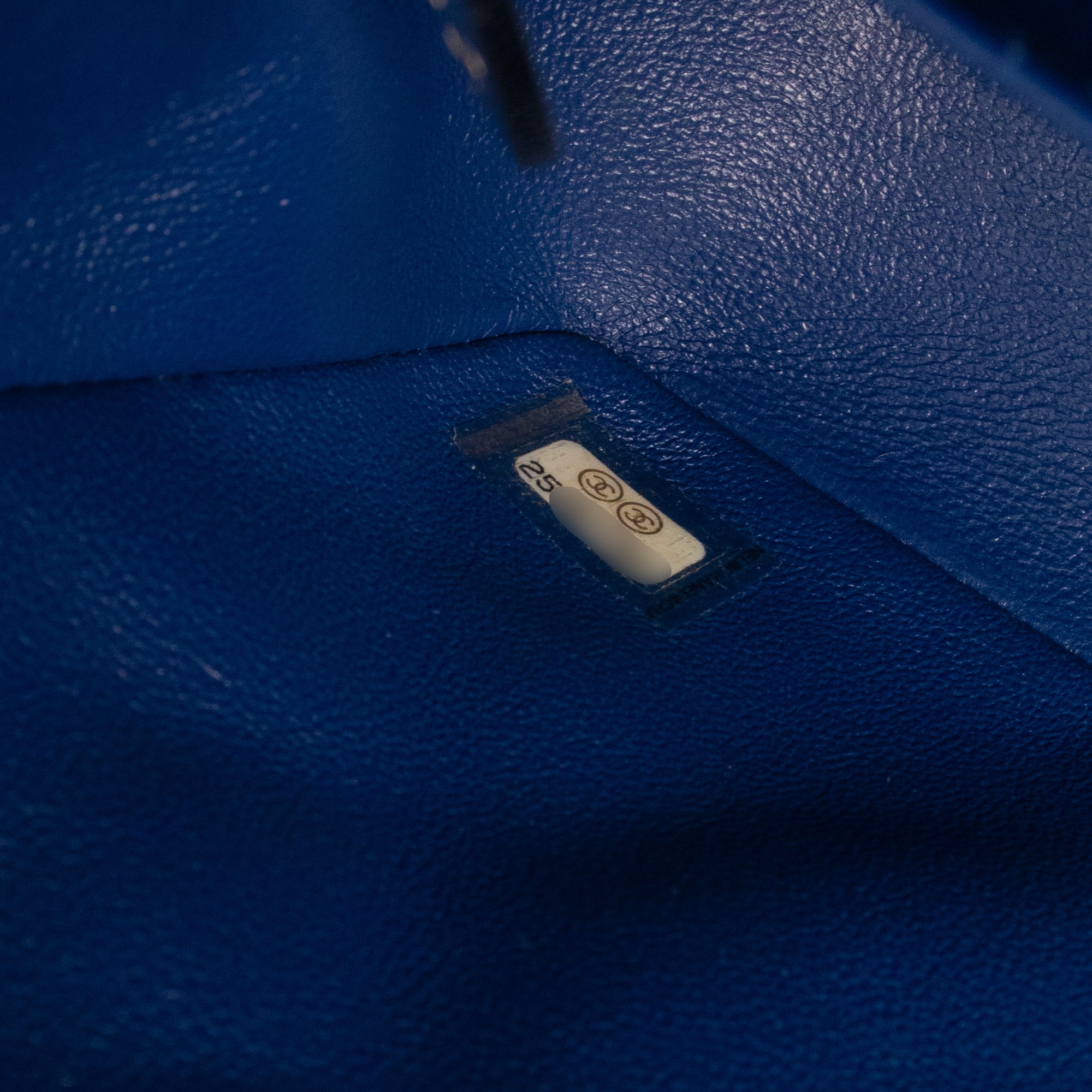 CHANEL - Sac à bandoulière Classique/Timeless Mini rectangle Chanel en cuir lisse bleu marine