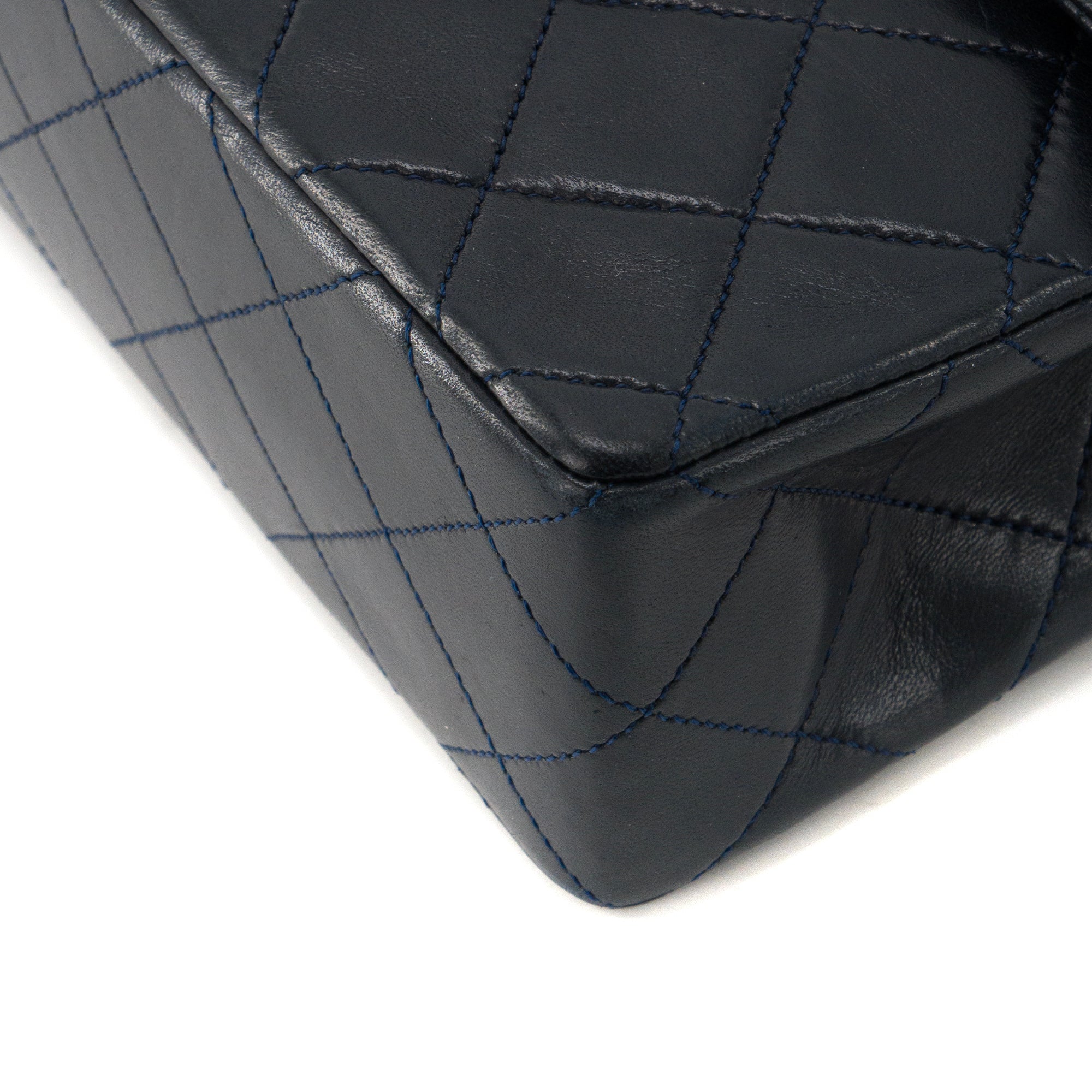 CHANEL - Sac à bandoulière Classique/Timeless Mini Rectangle Chanel en cuir lisse bleu marine vintage