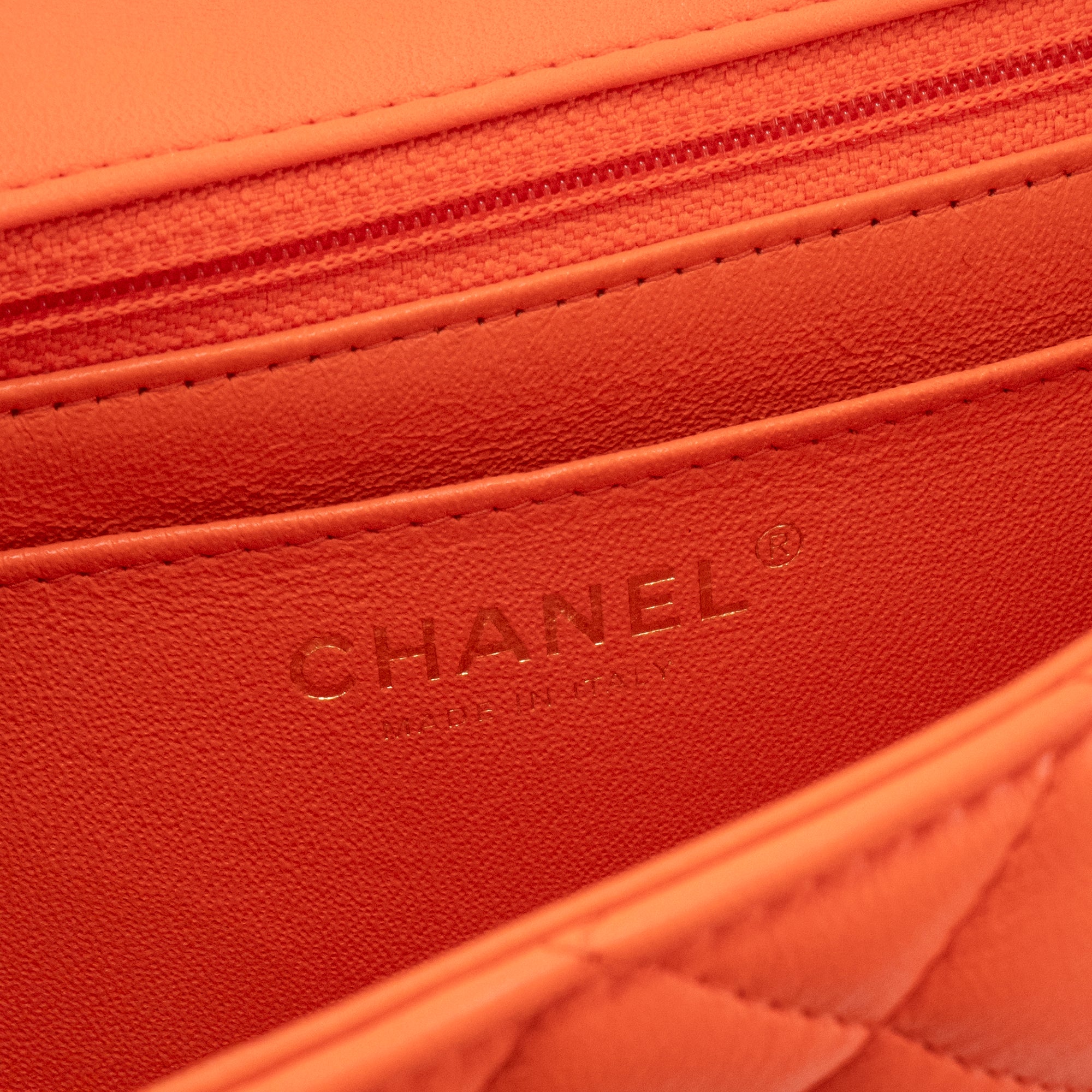 CHANEL - Sac à bandoulière Classique/Timeless Mini Rectangle Chanel en cuir lisse orange