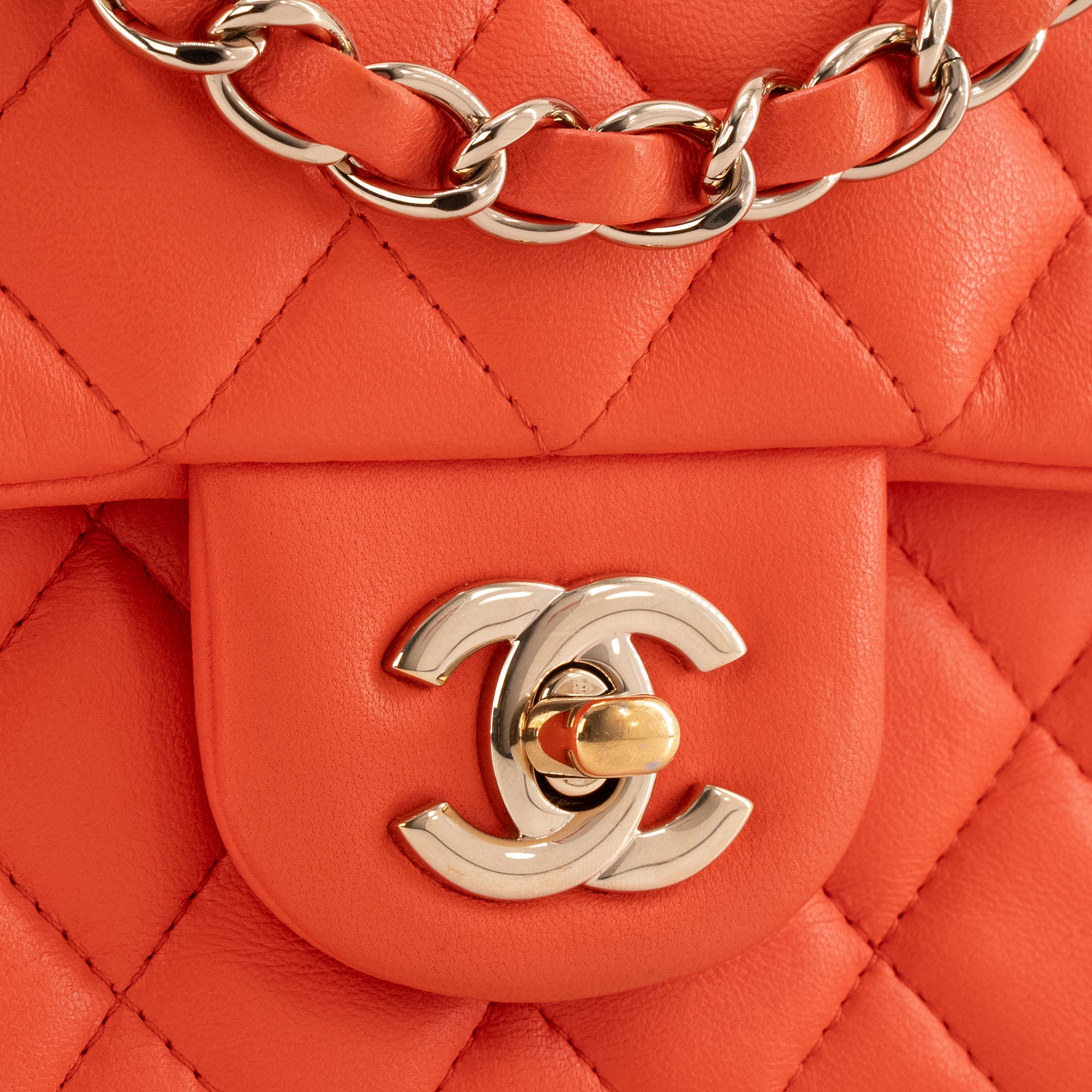 CHANEL - Sac à bandoulière Classique/Timeless Mini Rectangle Chanel en cuir lisse orange