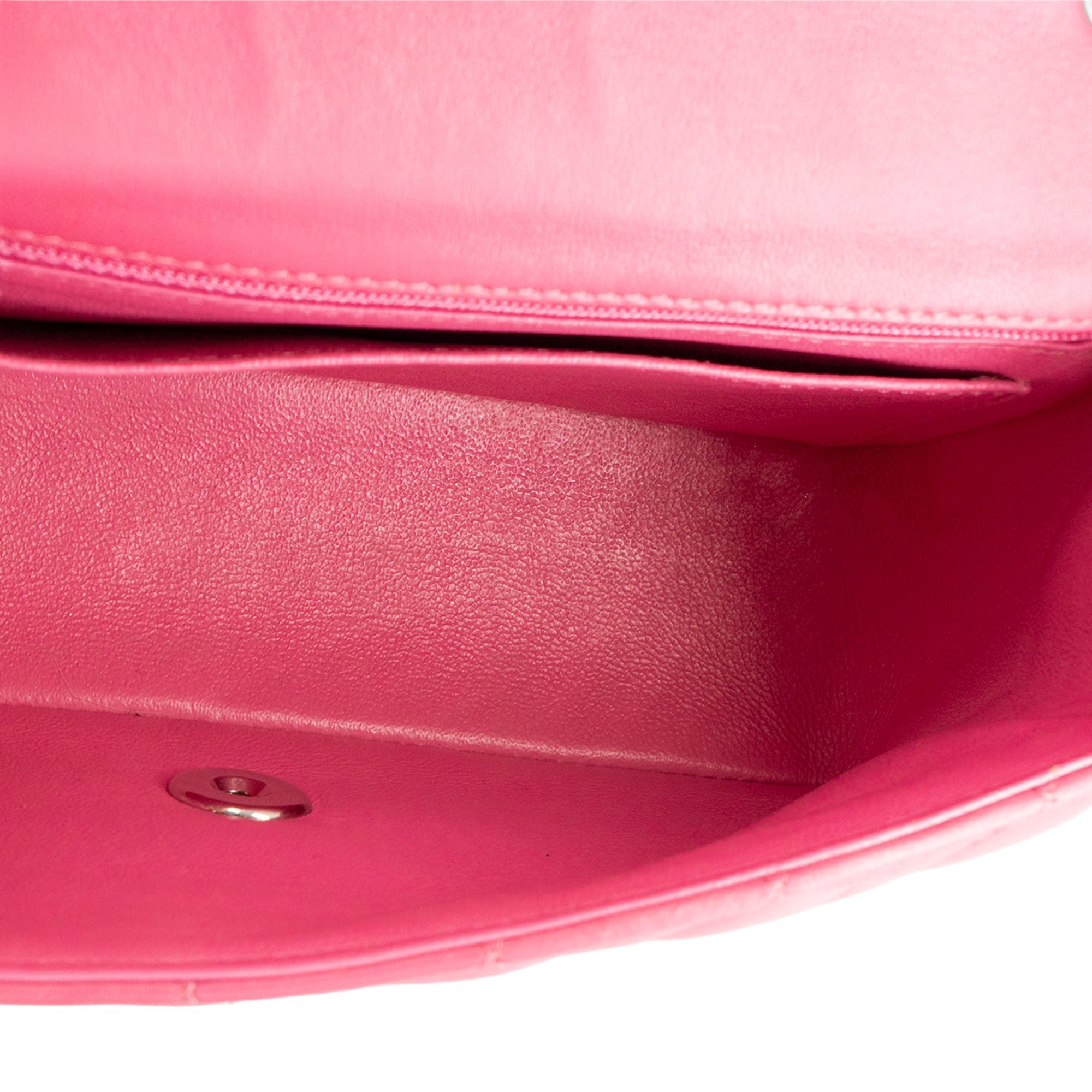 CHANEL - Sac à bandoulière Classique/Timeless Mini Rectangle Chanel en cuir lisse rose