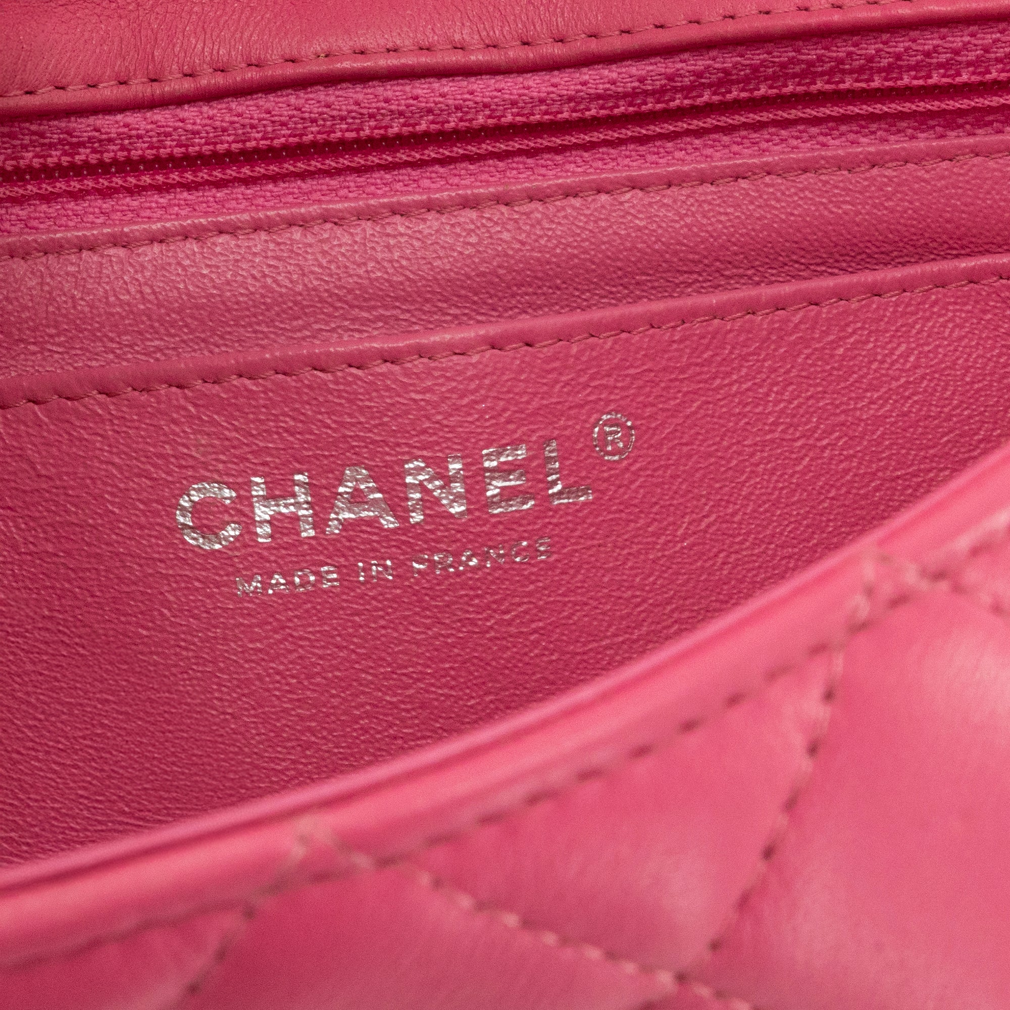 CHANEL - Sac à bandoulière Classique/Timeless Mini Rectangle Chanel en cuir lisse rose