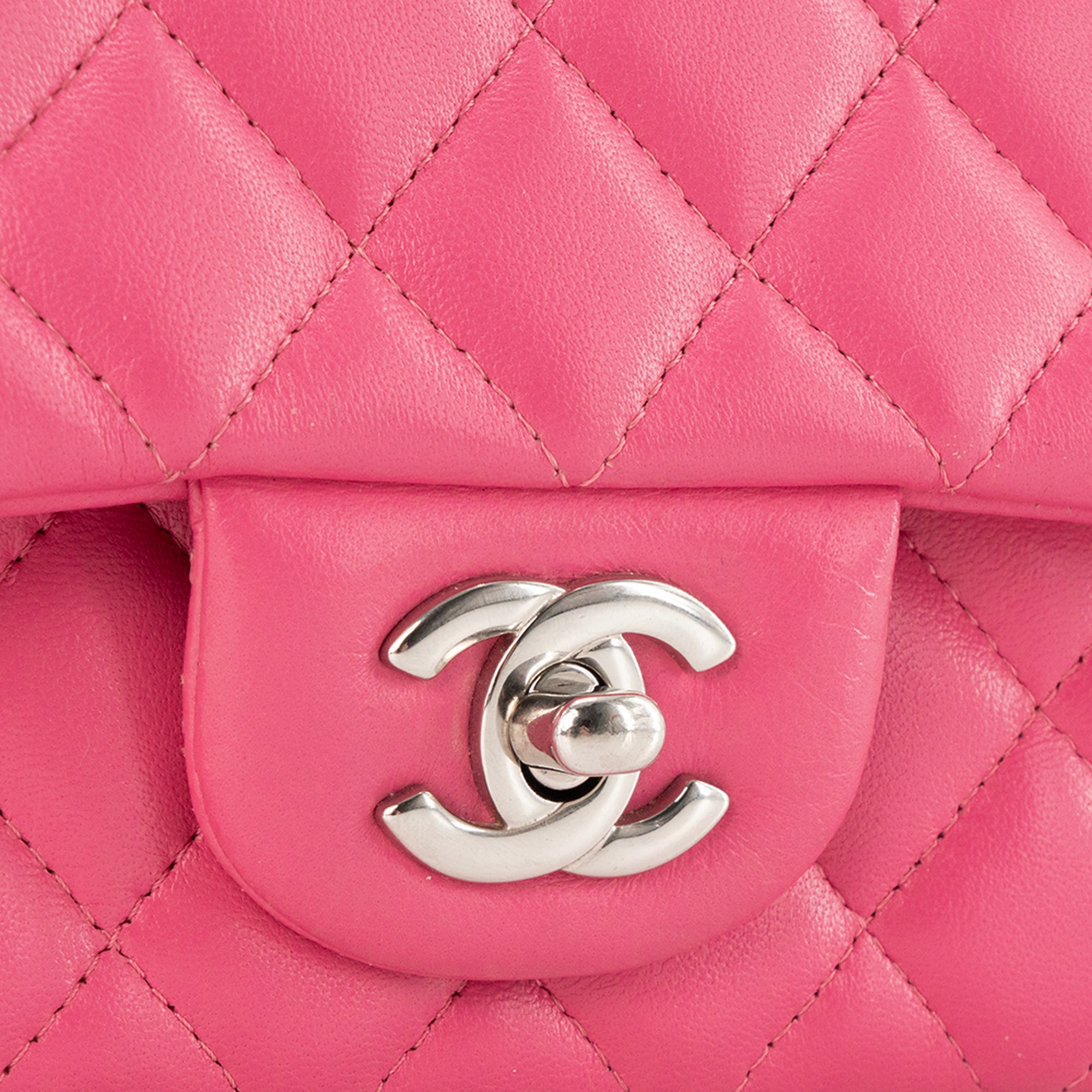 CHANEL - Sac à bandoulière Classique/Timeless Mini Rectangle Chanel en cuir lisse rose