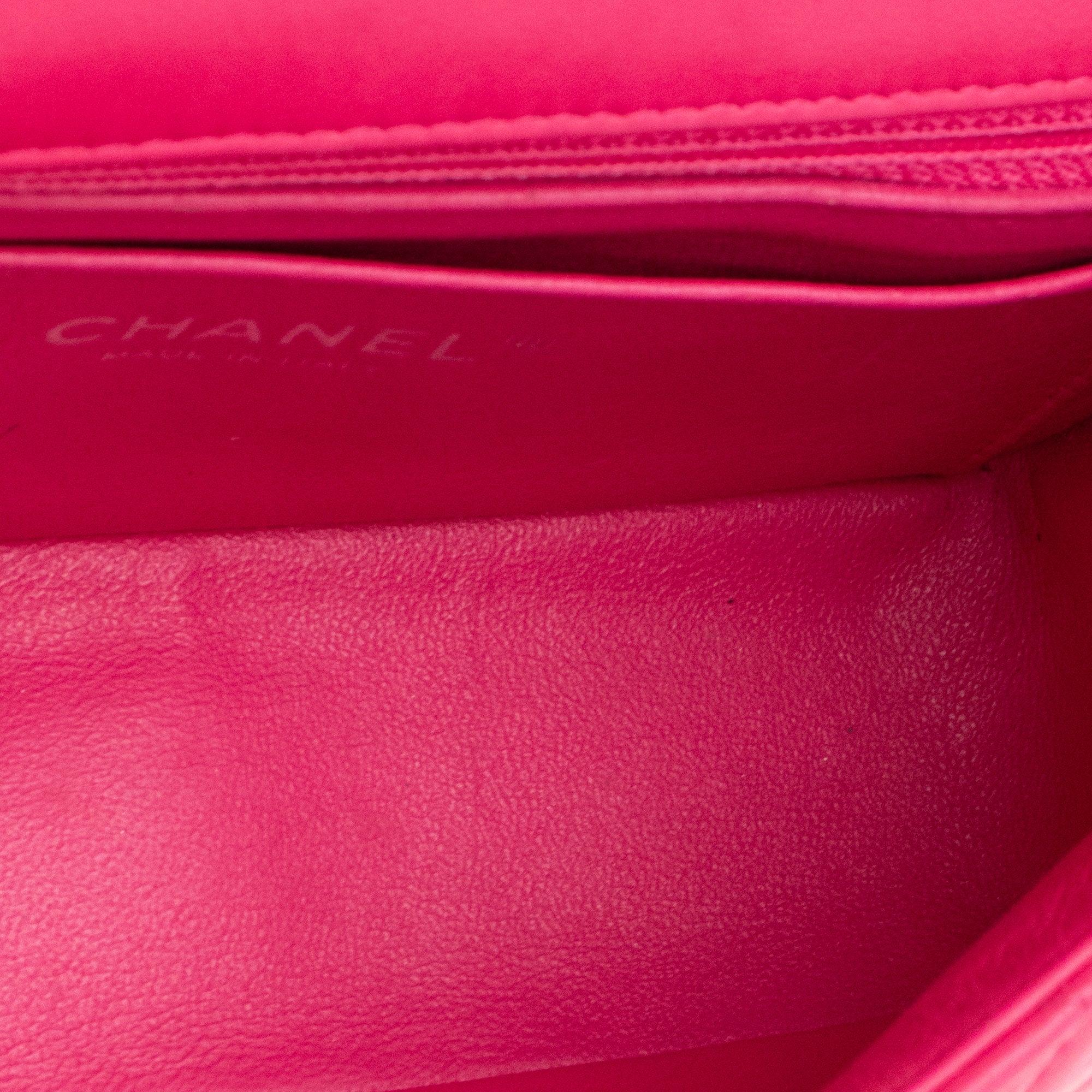 CHANEL - Sac à bandoulière Classique/Timeless Mini Rectangle Chanel en cuir lisse rose