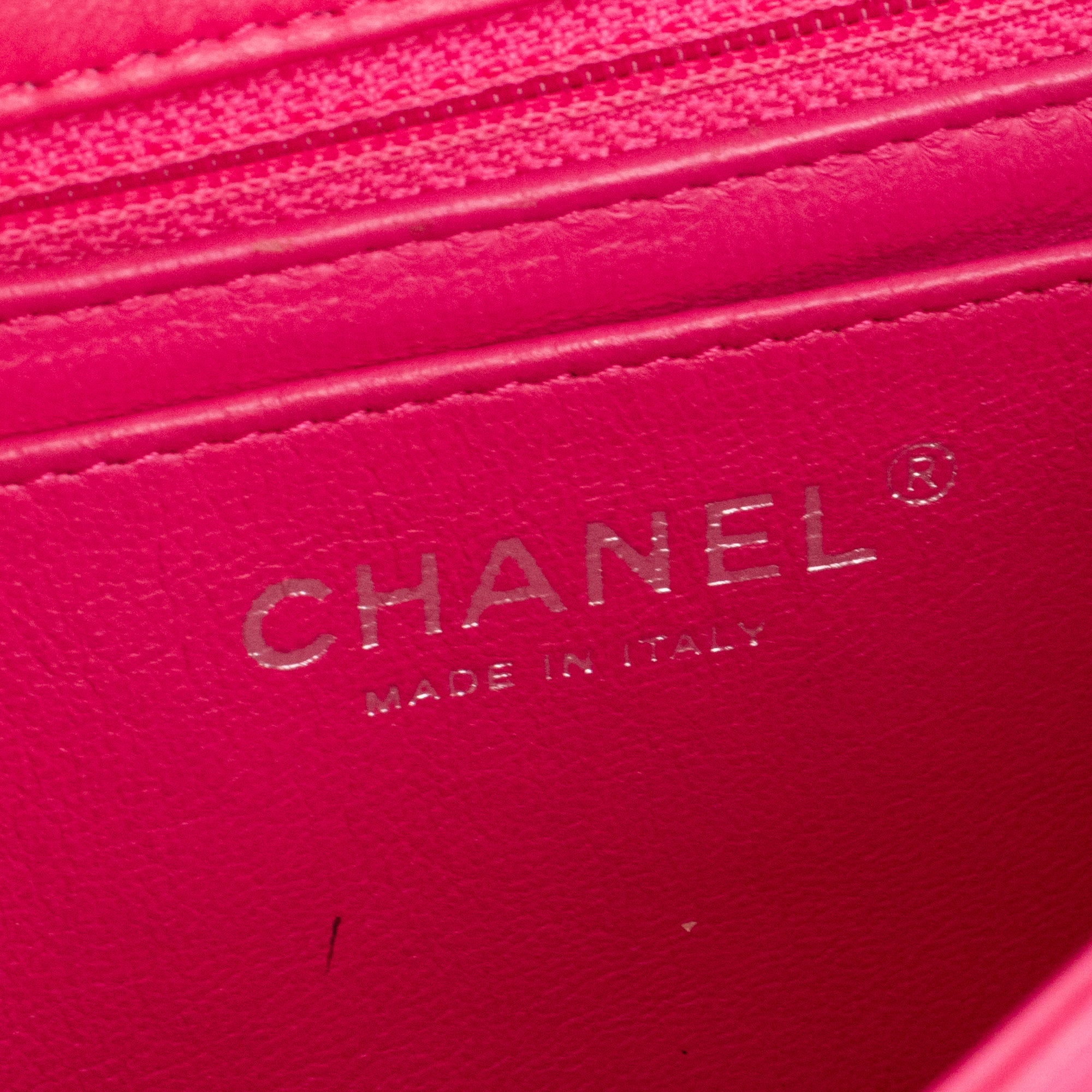 CHANEL - Sac à bandoulière Classique/Timeless Mini Rectangle Chanel en cuir lisse rose
