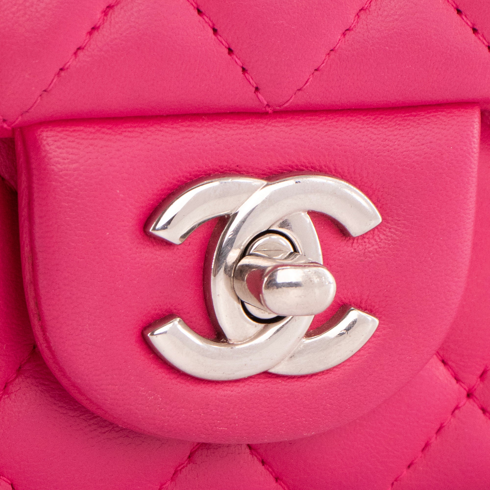 CHANEL - Sac à bandoulière Classique/Timeless Mini Rectangle Chanel en cuir lisse rose