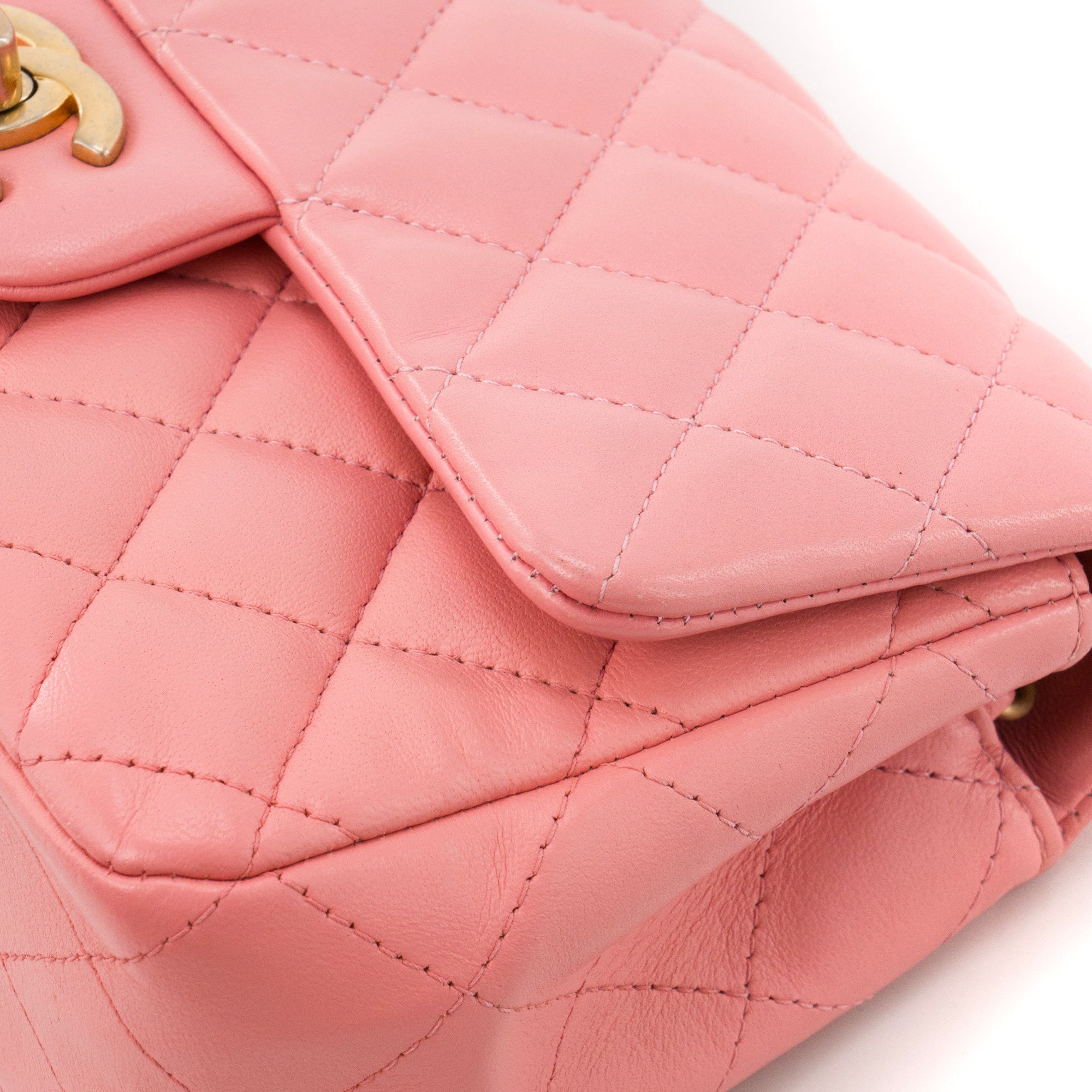 CHANEL - Sac à bandoulière Classique/Timeless Mini Rectangle Chanel en cuir lisse rose