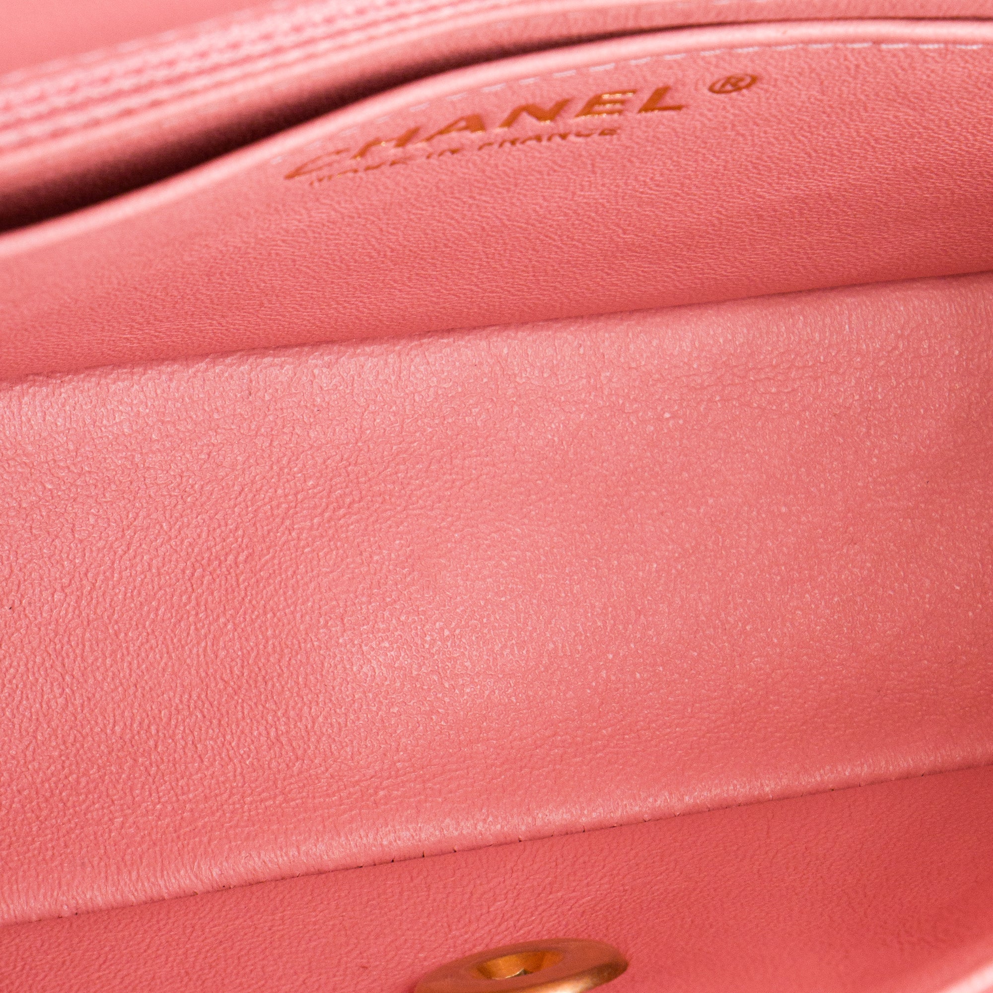 CHANEL - Sac à bandoulière Classique/Timeless Mini Rectangle Chanel en cuir lisse rose
