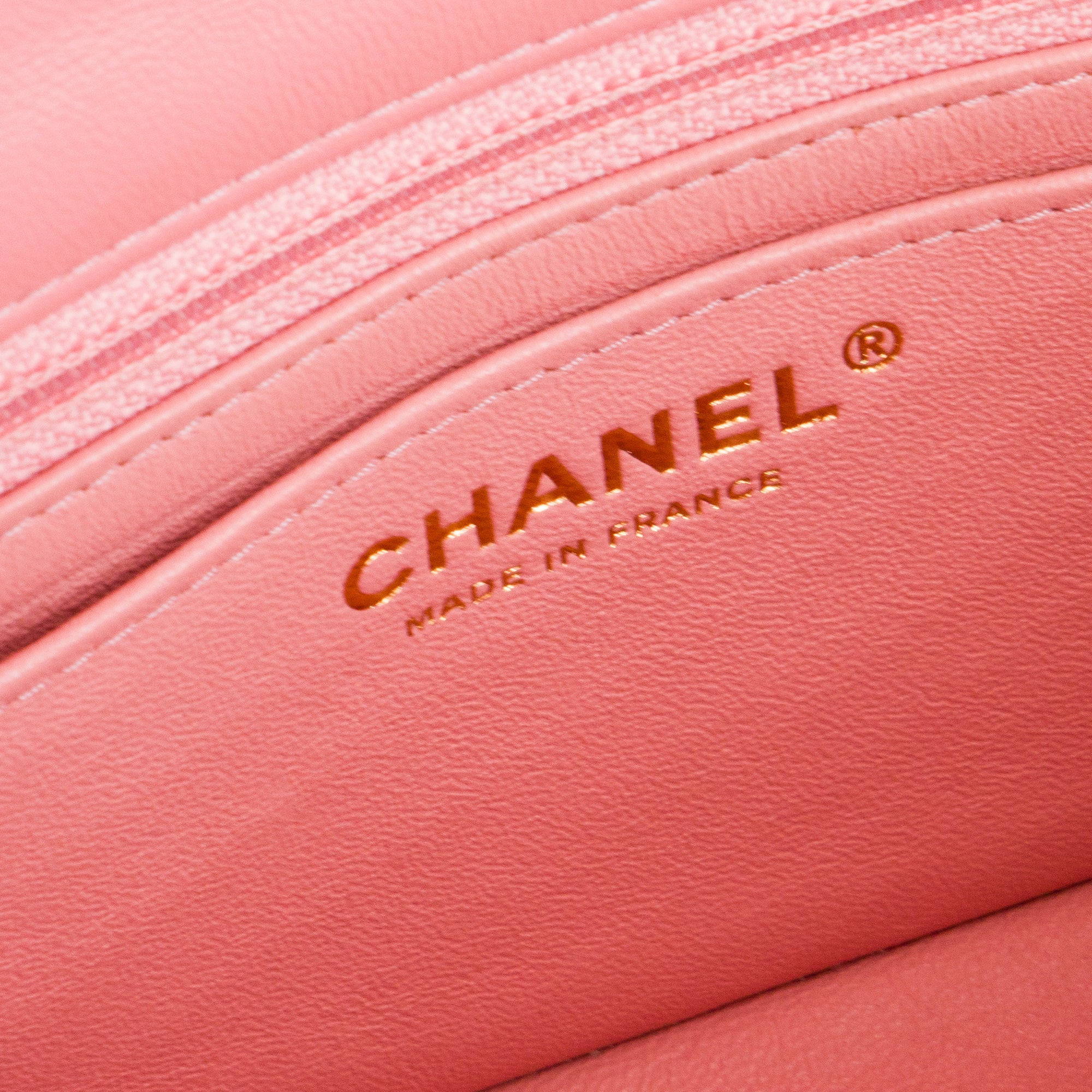 CHANEL - Sac à bandoulière Classique/Timeless Mini Rectangle Chanel en cuir lisse rose