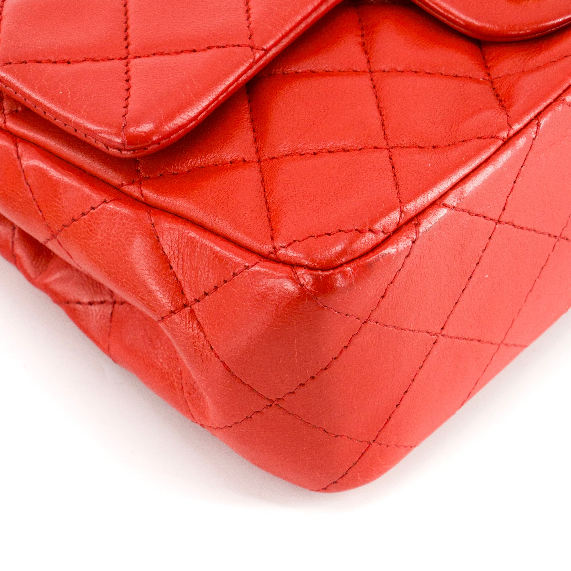 CHANEL - Sac à bandoulière Classique/Timeless Mini Rectangle Chanel en cuir lisse rouge