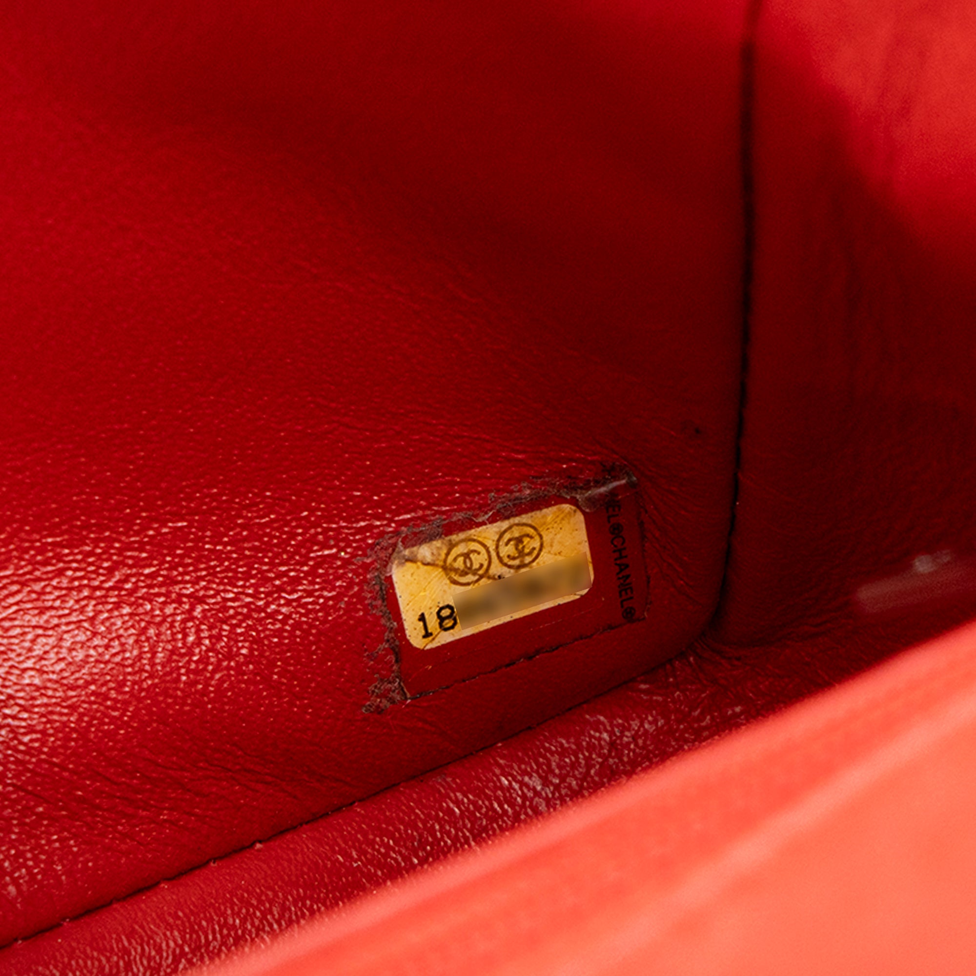 CHANEL - Sac à bandoulière Classique/Timeless Mini Rectangle Chanel en cuir lisse rouge