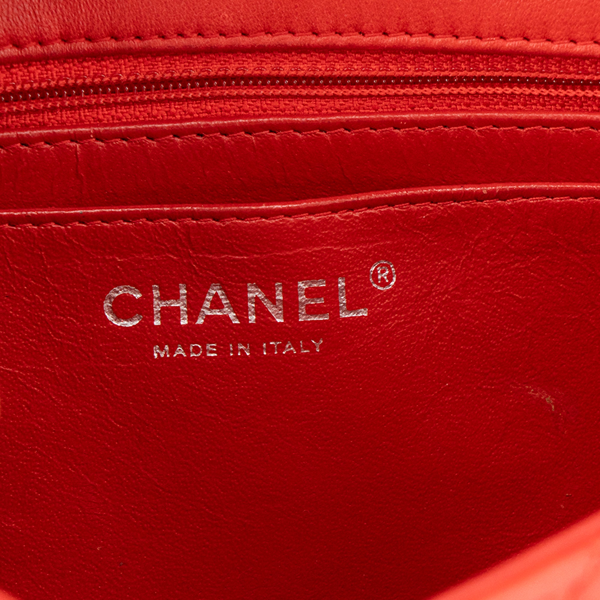 CHANEL - Sac à bandoulière Classique/Timeless Mini Rectangle Chanel en cuir lisse rouge