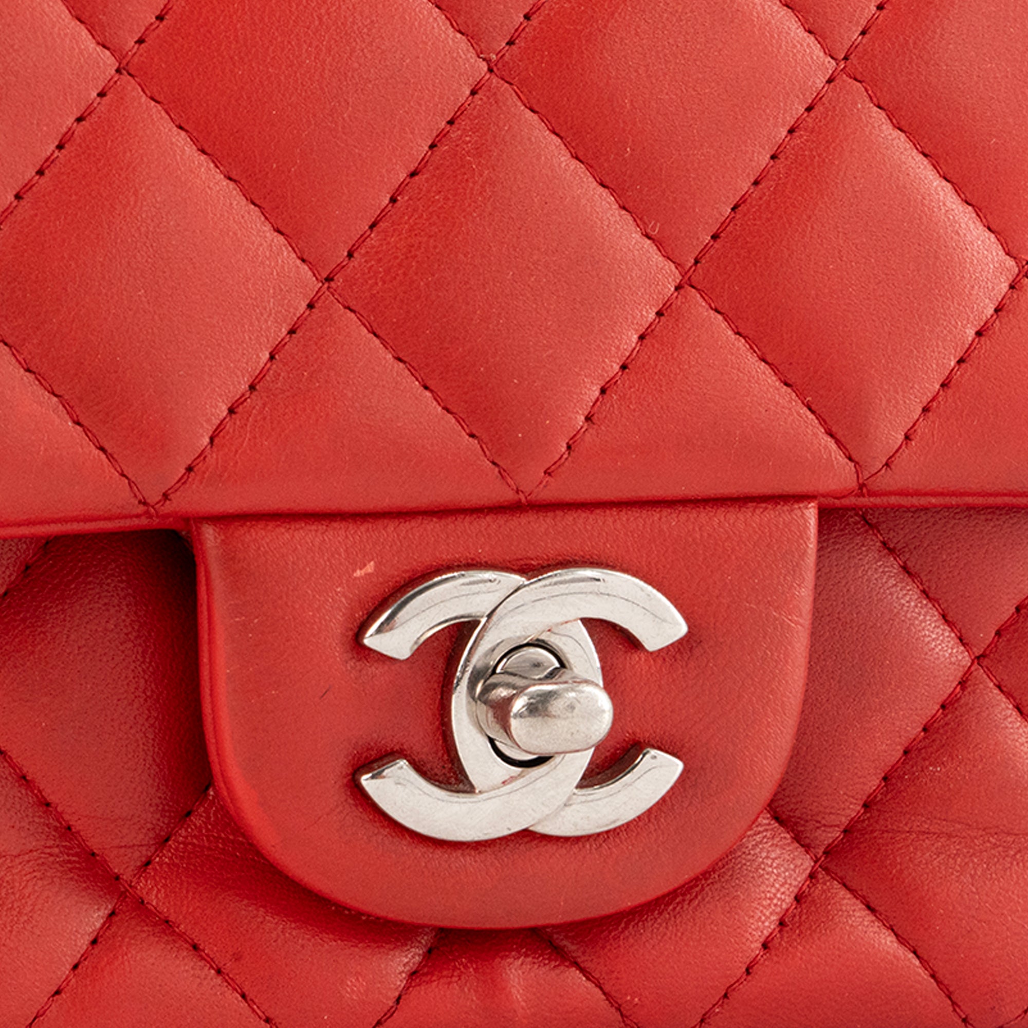 CHANEL - Sac à bandoulière Classique/Timeless Mini Rectangle Chanel en cuir lisse rouge