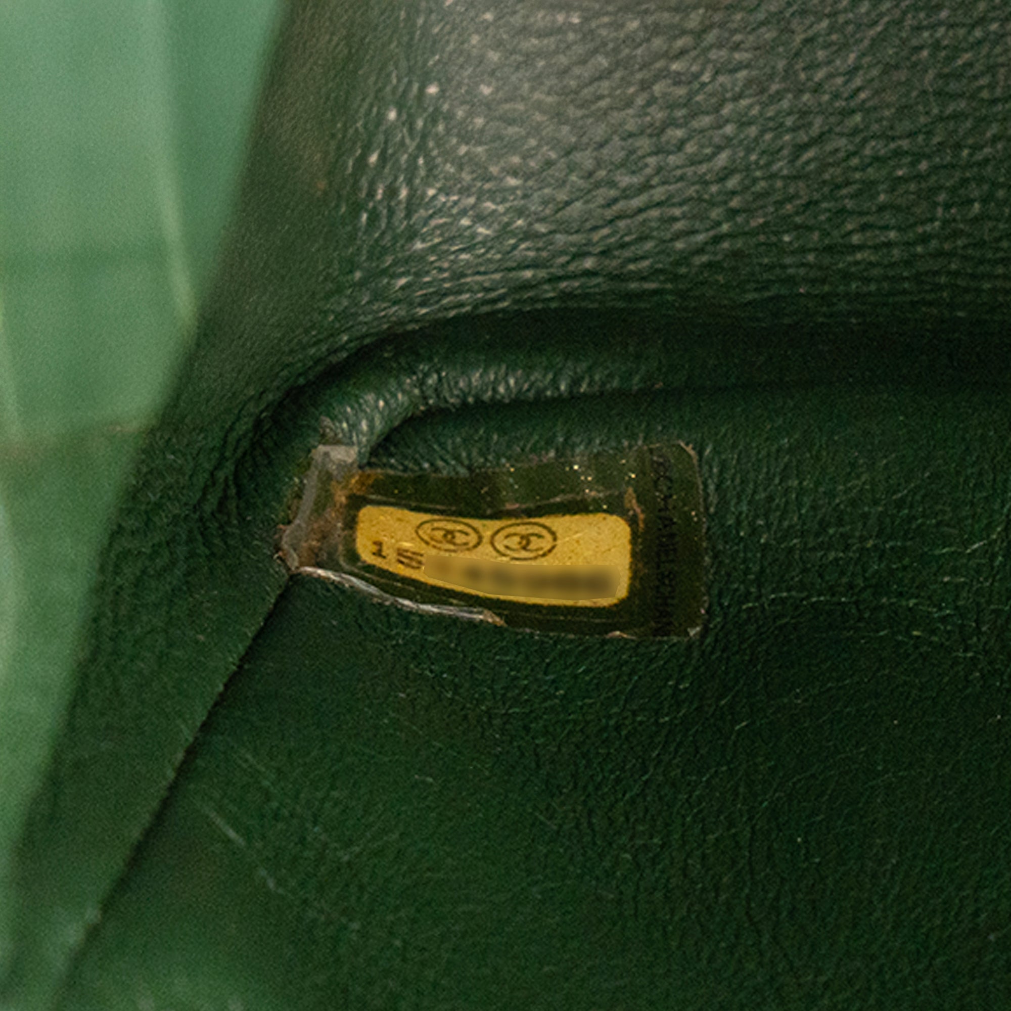 CHANEL - Sac à bandoulière Classique/Timeless Mini Rectangle Chanel en cuir lisse vert