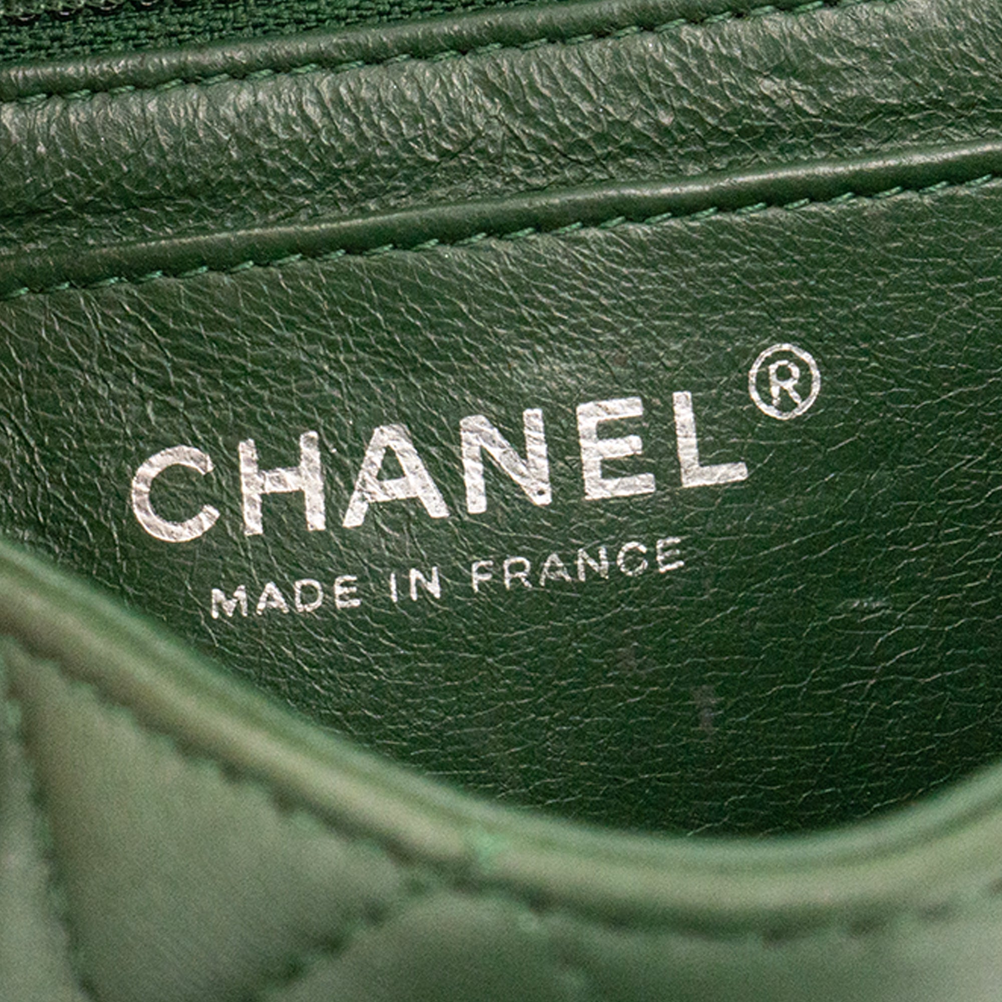 CHANEL - Sac à bandoulière Classique/Timeless Mini Rectangle Chanel en cuir lisse vert