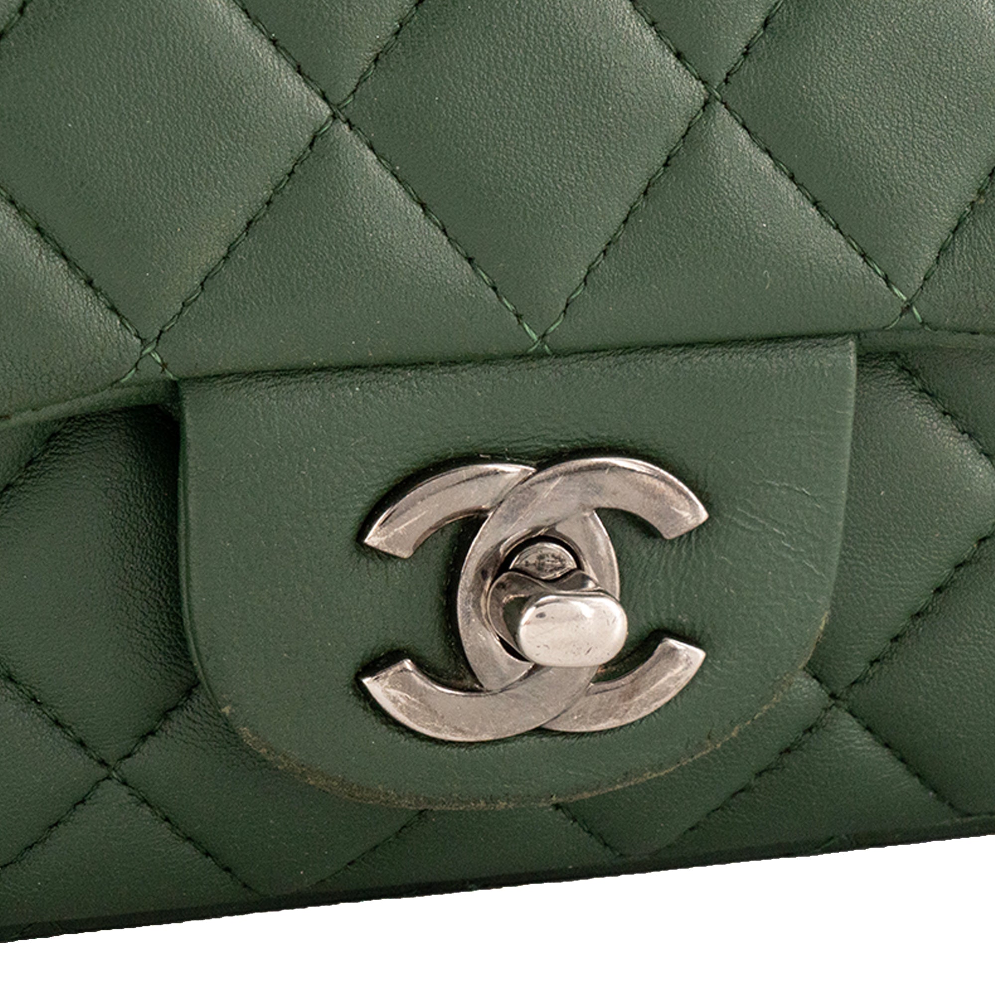 CHANEL - Sac à bandoulière Classique/Timeless Mini Rectangle Chanel en cuir lisse vert