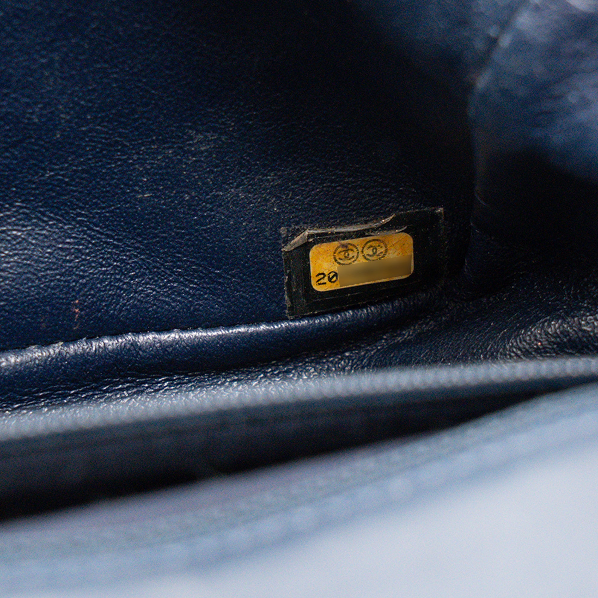 CHANEL - Sac à bandoulière Classique/Timeless Mini Rectangle Chanel en cuir verni kaki