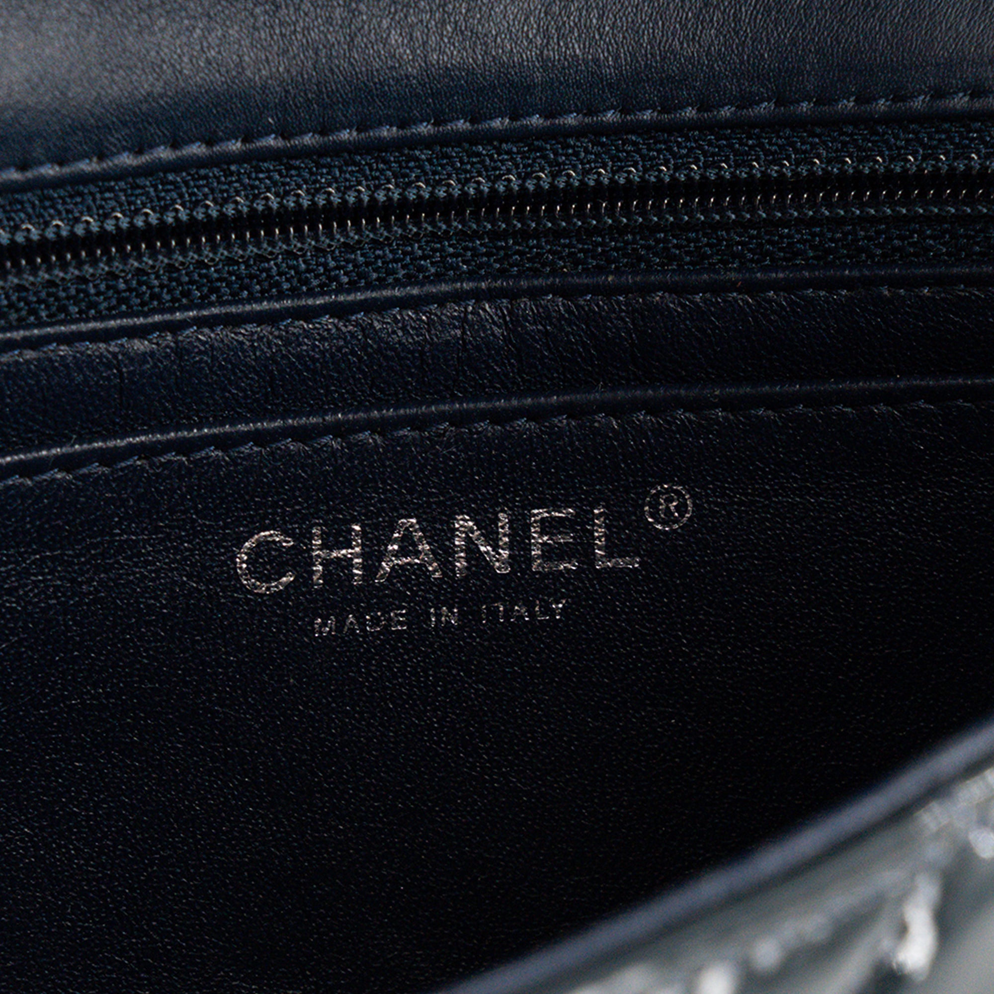 CHANEL - Sac à bandoulière Classique/Timeless Mini Rectangle Chanel en cuir verni kaki