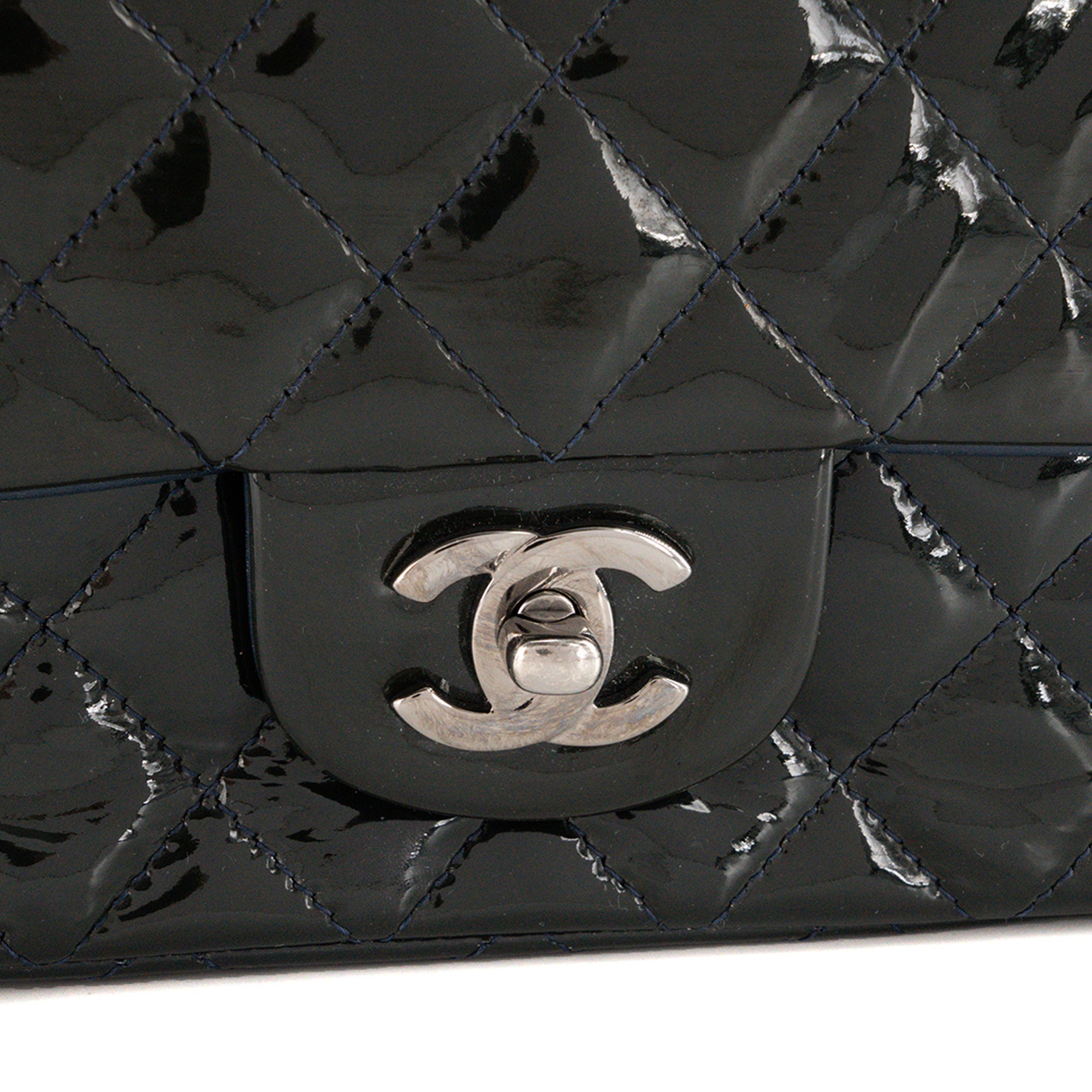 CHANEL - Sac à bandoulière Classique/Timeless Mini Rectangle Chanel en cuir verni kaki
