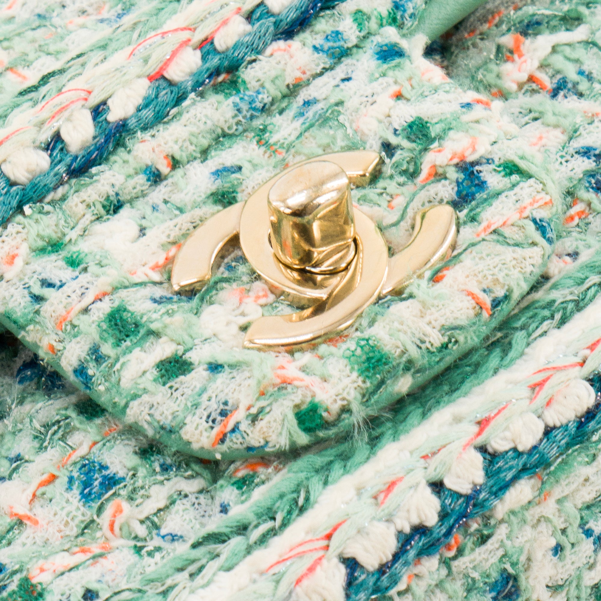 CHANEL - Sac à bandoulière Classique/Timeless Mini Rectangle Chanel en tweed turquoise et orange
